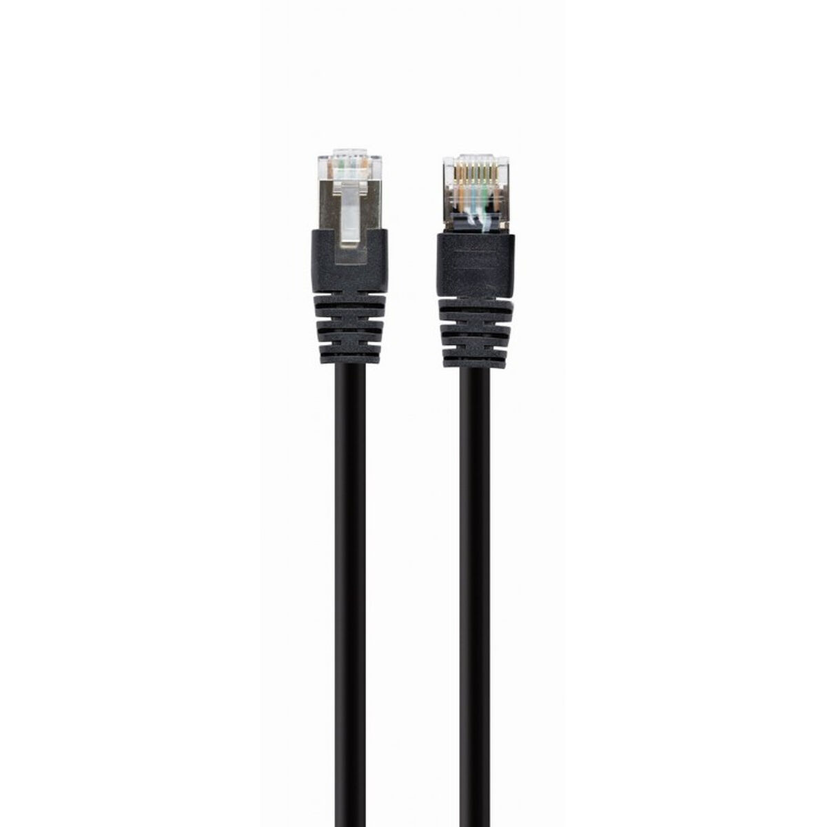 Deux câbles Ethernet noirs avec connecteurs transparents. Sur fond blanc. Les connecteurs sont orientés vers le haut.