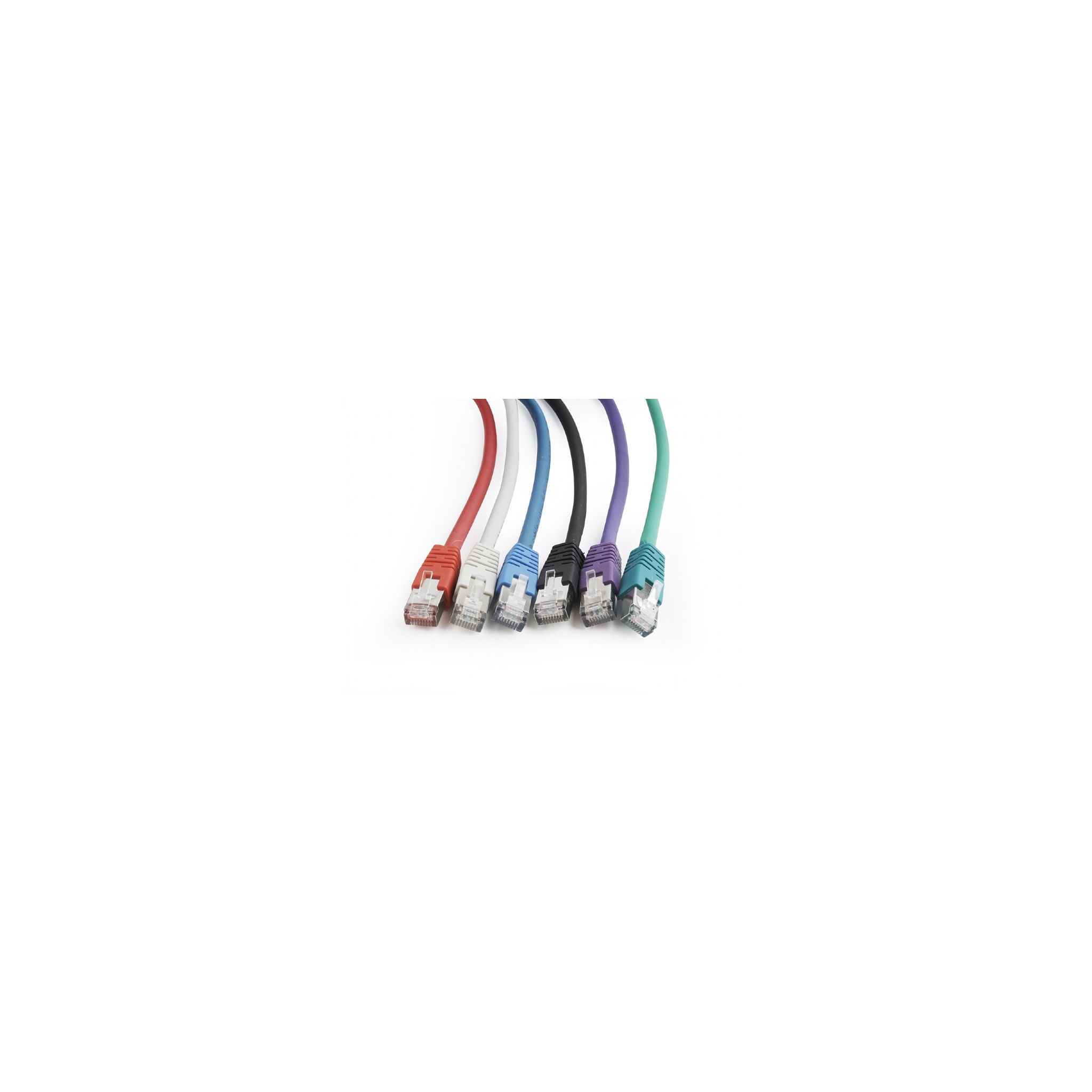 Six câbles Ethernet avec des connecteurs de couleurs différentes : rouge, blanc, bleu, noir, violet et vert. Fond blanc.
