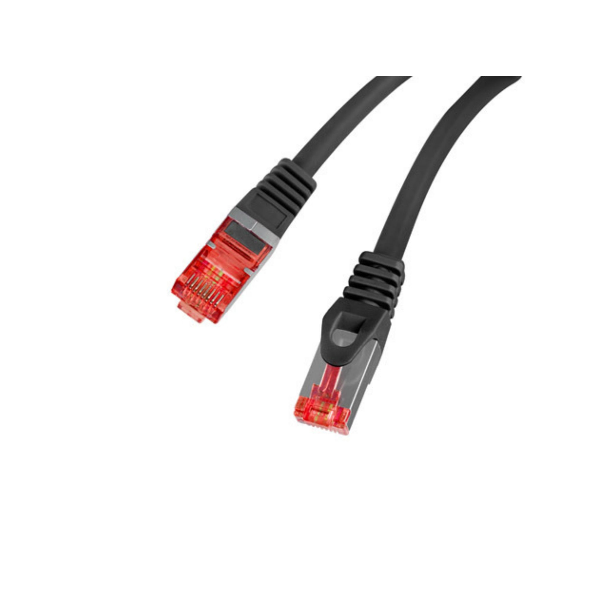 Dos cables Ethernet negros con conectores rojos transparentes, sobre superficie blanca.