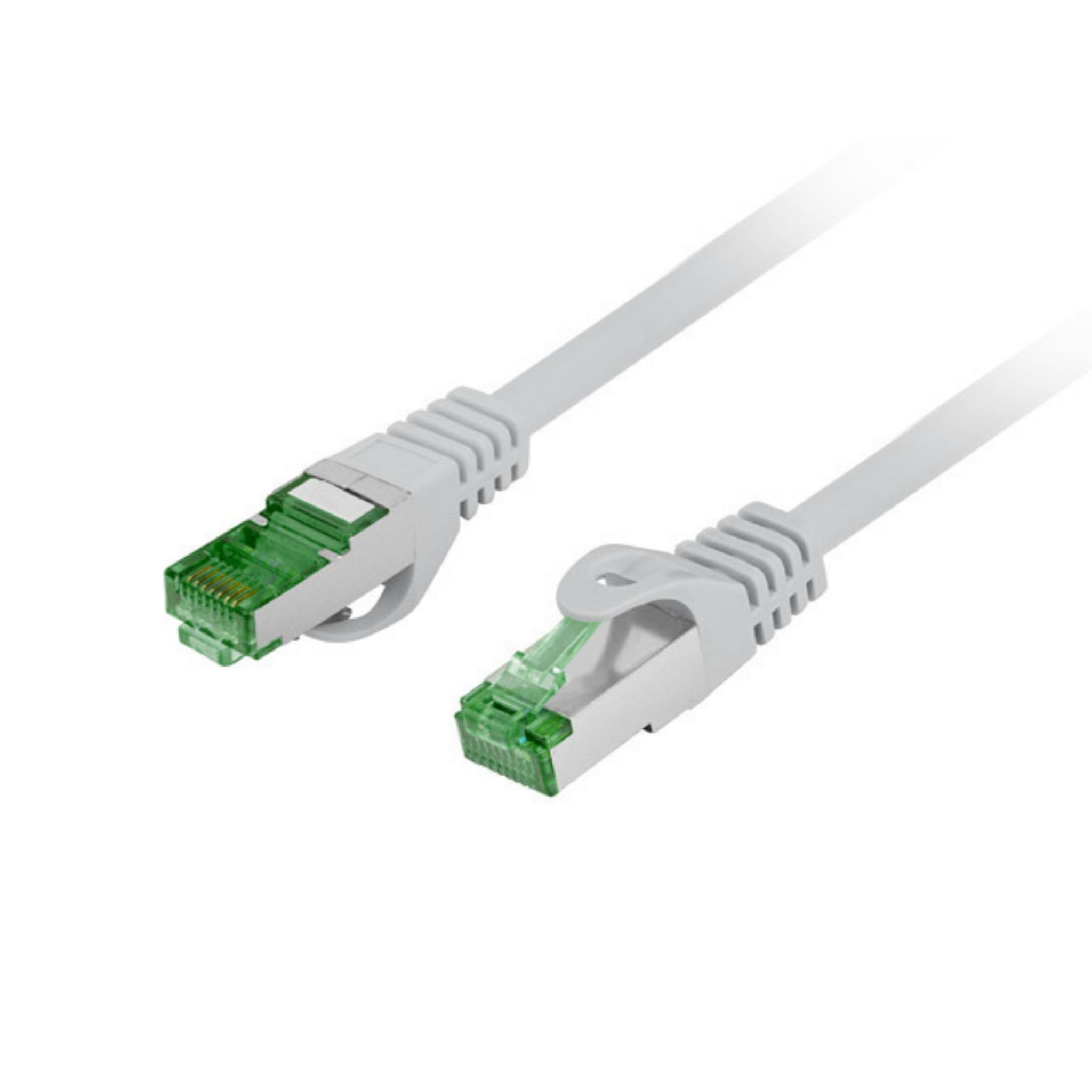 Cable de red blanco con conectores verdes sobre fondo blanco.