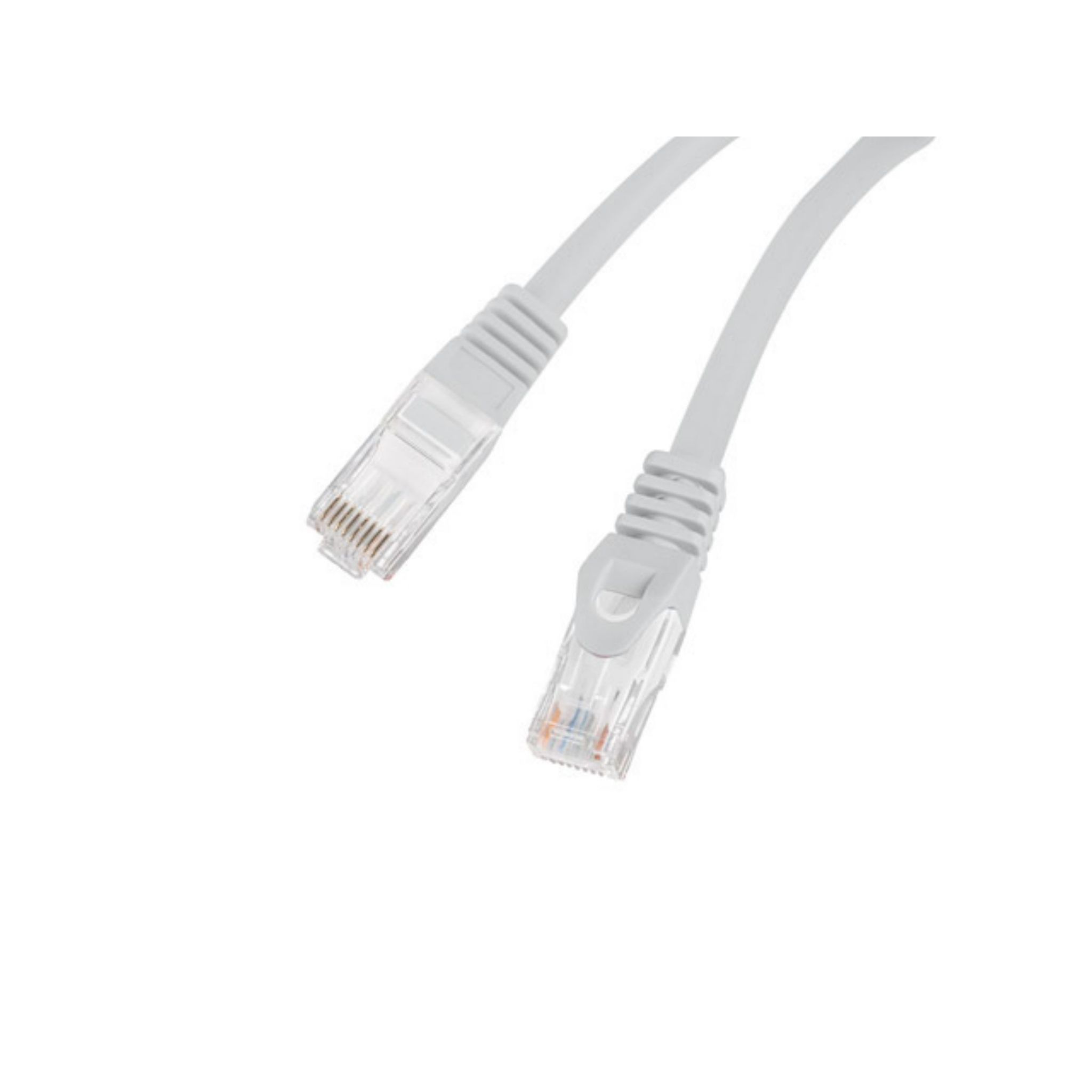Dos cables de red blancos con conectores sobre fondo blanco.