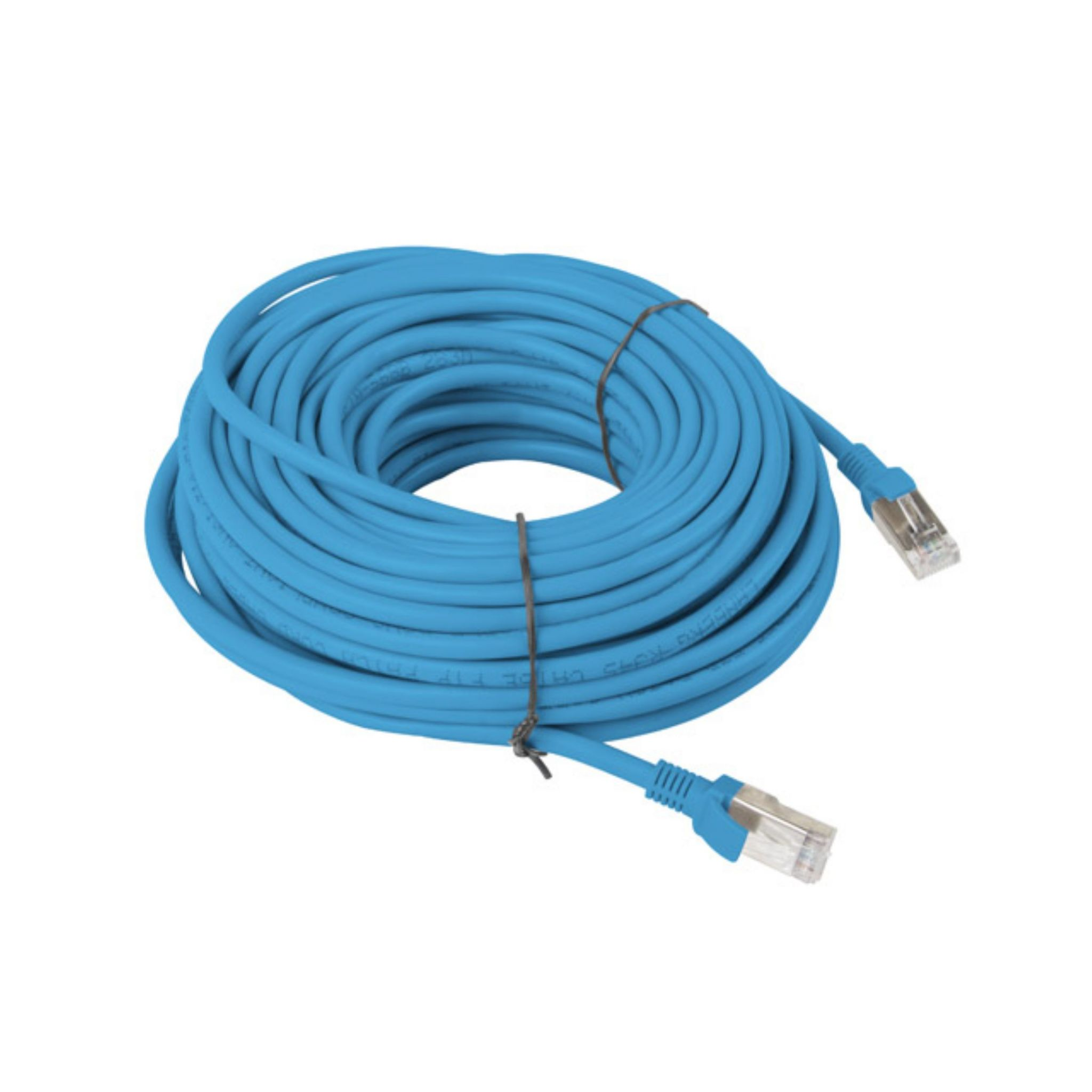 Un cable de red azul enrollado con conectores. Fondo blanco.