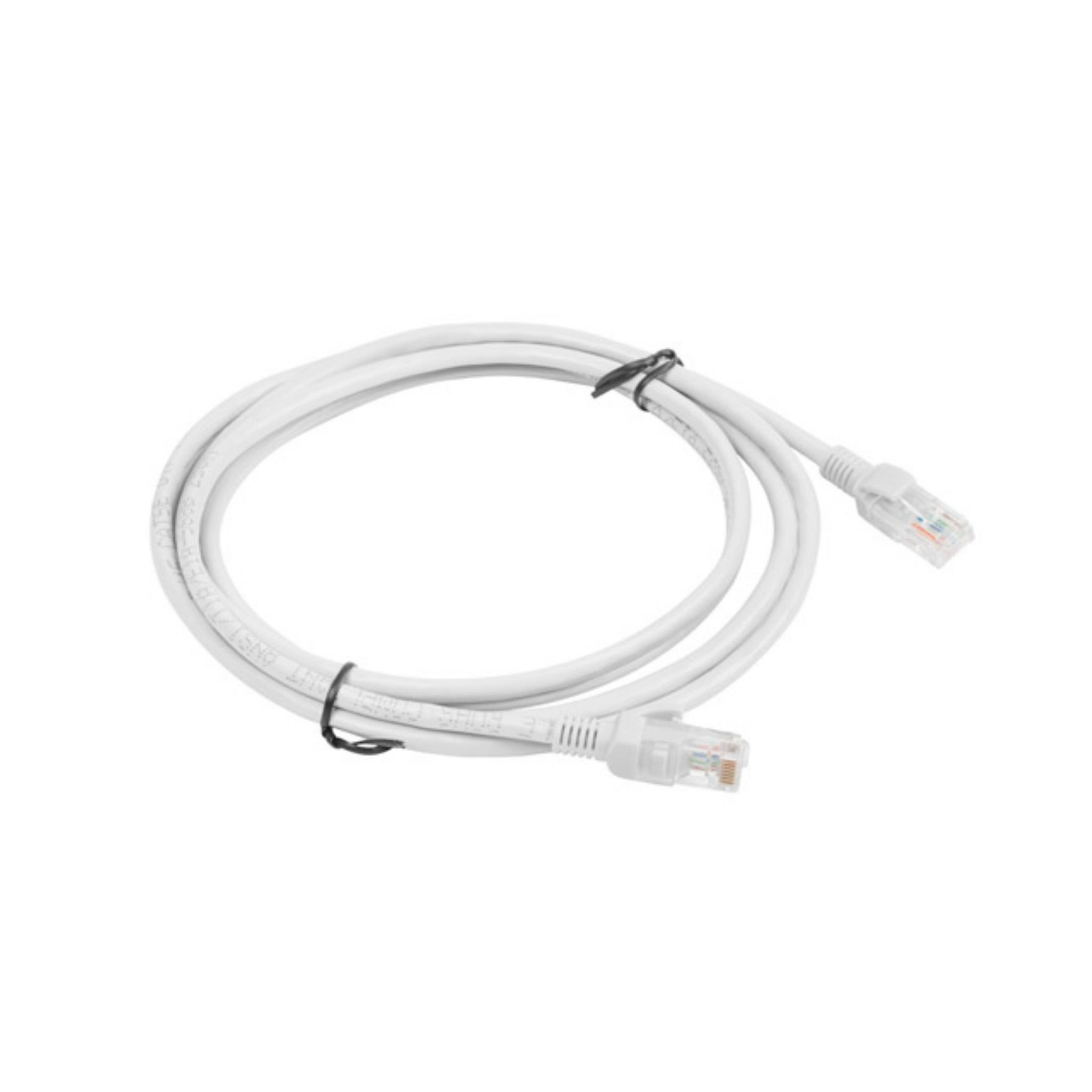 Cable Ethernet blanco enrollado con conectores y brida negra.