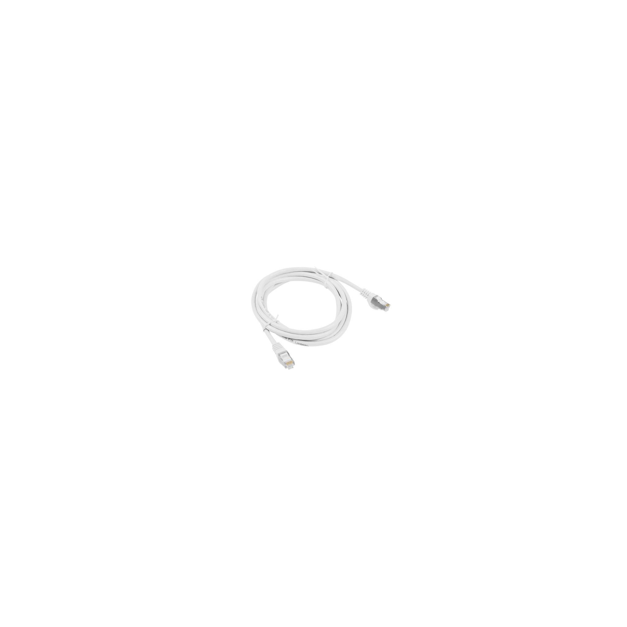 Un cable de red blanco enrollado.
