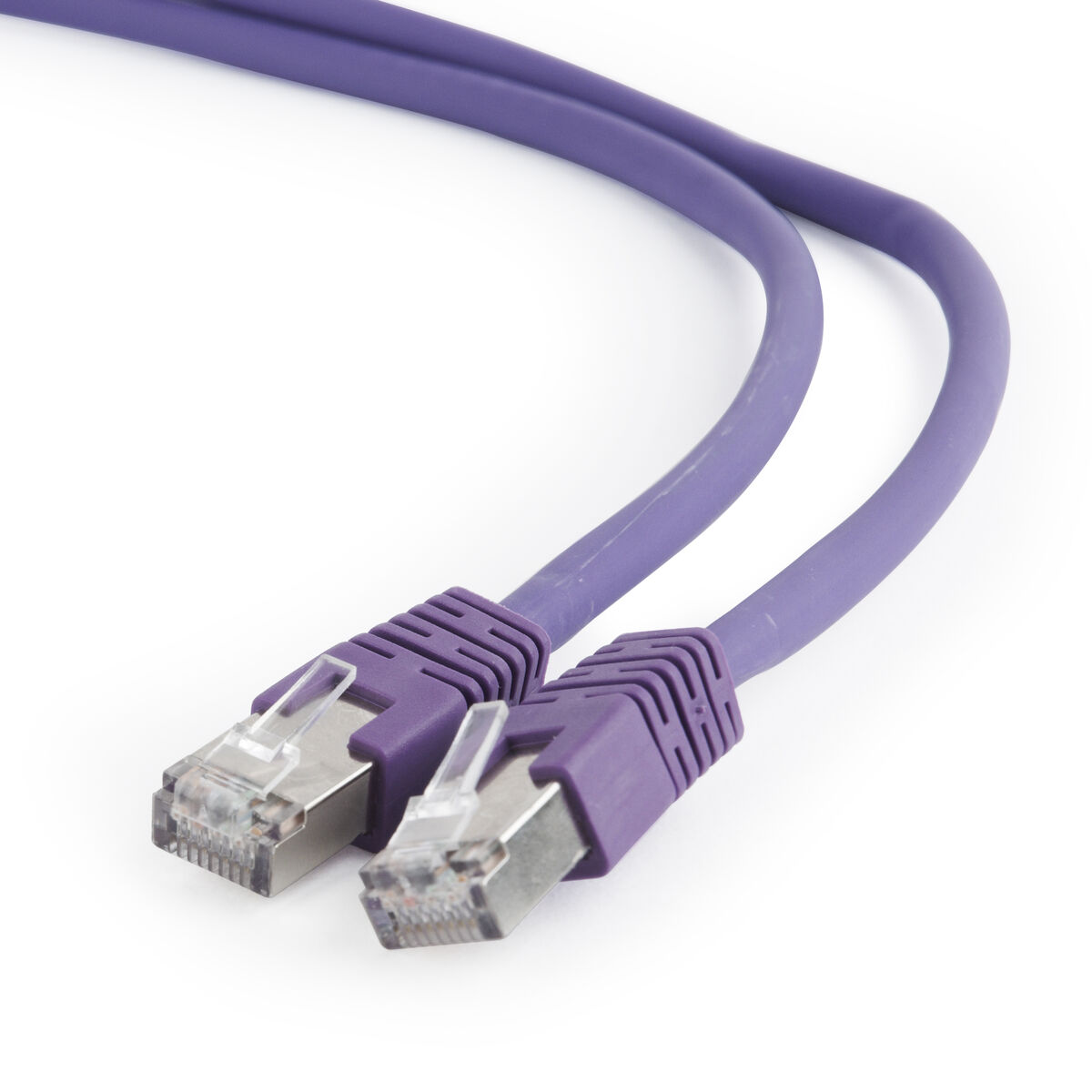 Dos cables Ethernet morados con conectores sobre fondo blanco.