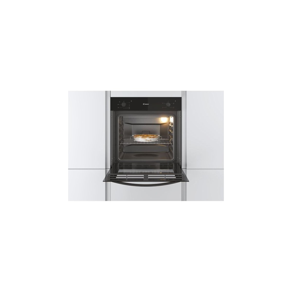 Un forno incassato in un mobile bianco, porta aperta, con cibo all'interno. Pannello di controllo nero.