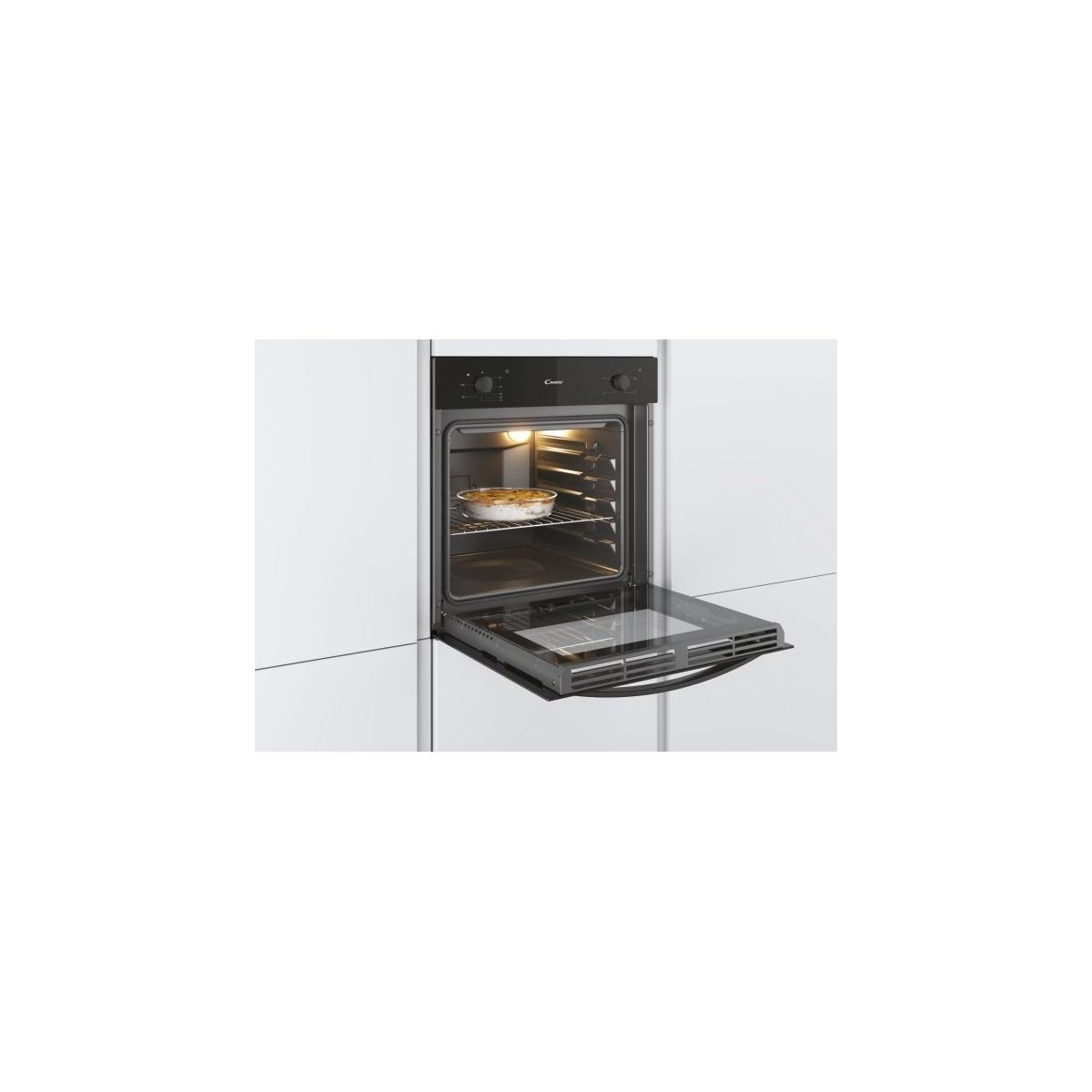 Un forno incassato in un mobile bianco, porta aperta, con una torta all'interno. Pannello di controllo nero.