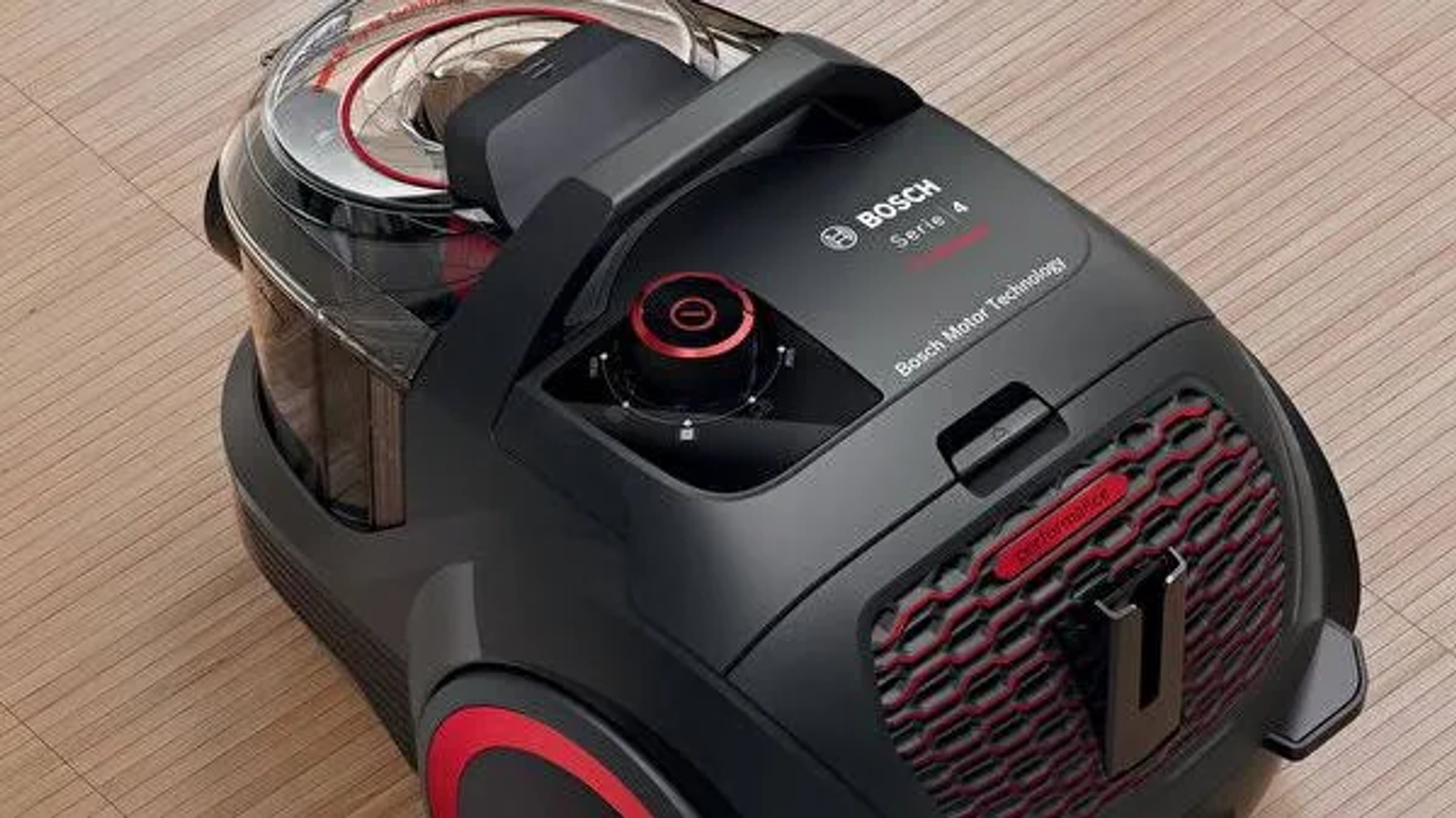 Primer plano de una aspiradora negra con detalles rojos.