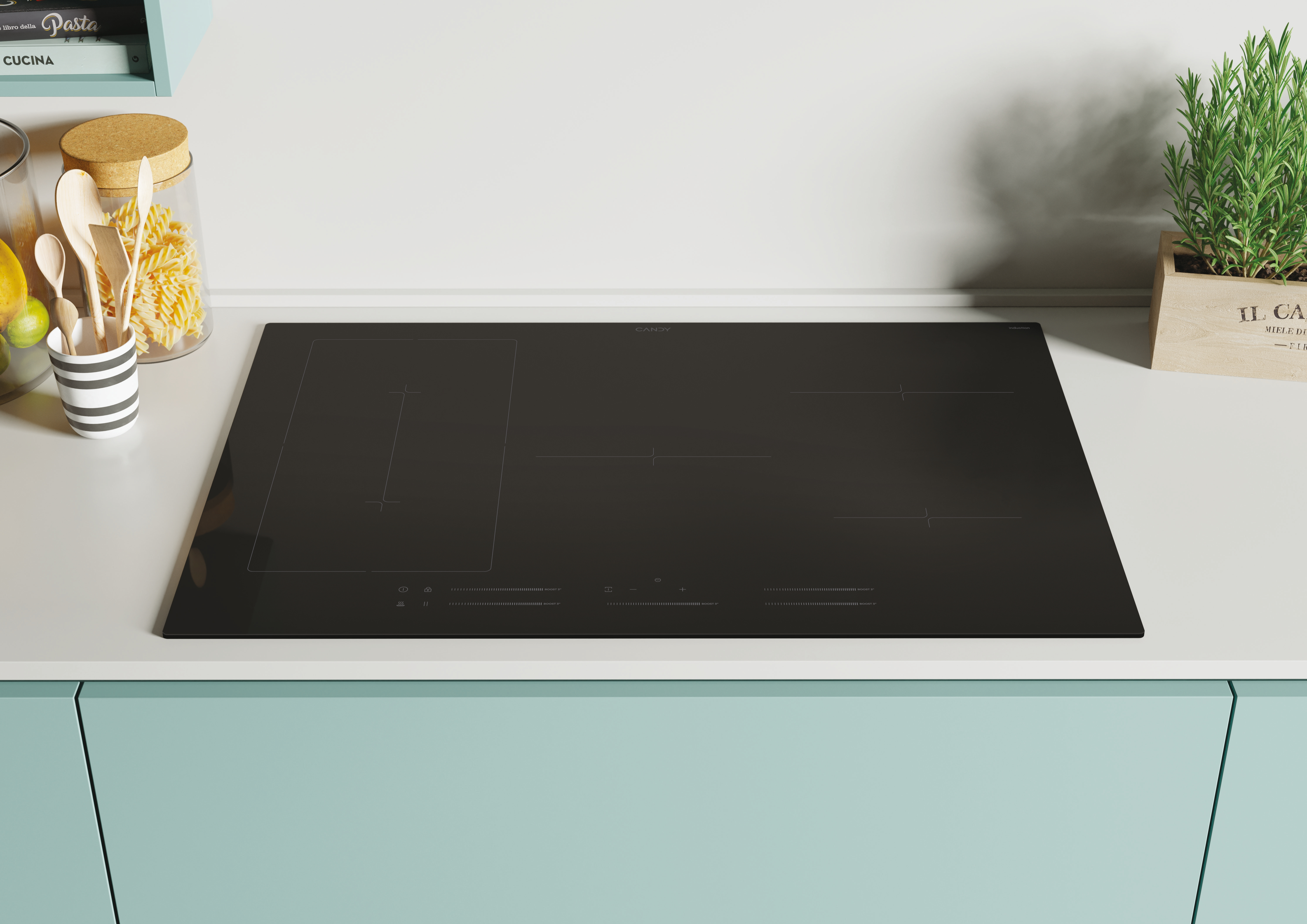 Czarna płyta indukcyjna Candy na jasnoniebieskim blacie. Słoiki i roślina z boku. Białe tło.