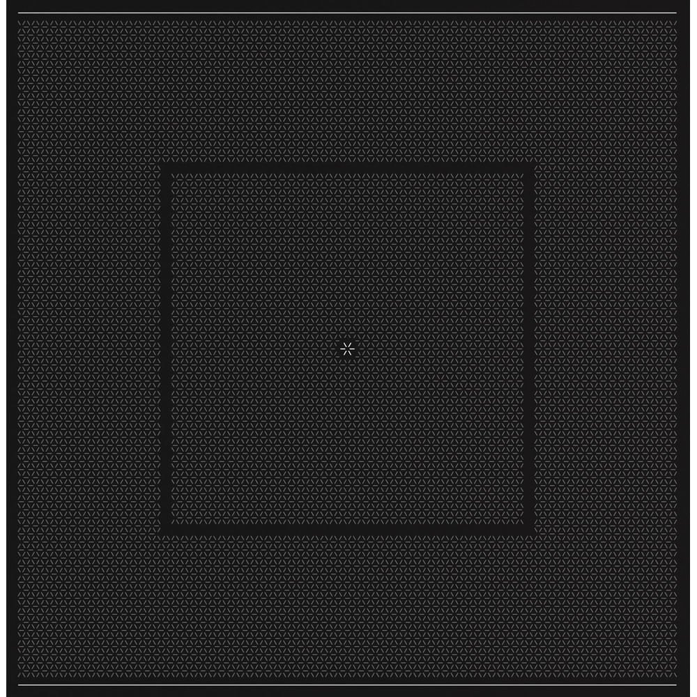 Zbliżenie czarnej powierzchni z geometrycznym wzorem trójkątów.
