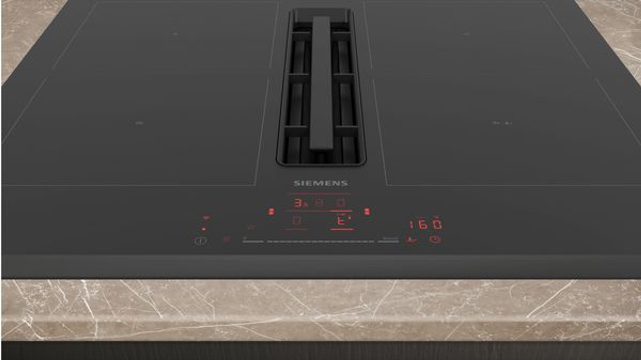Encimera negra con ventilación integrada. Pantalla digital muestra números. Encimera de mármol. Logotipo de Siemens.