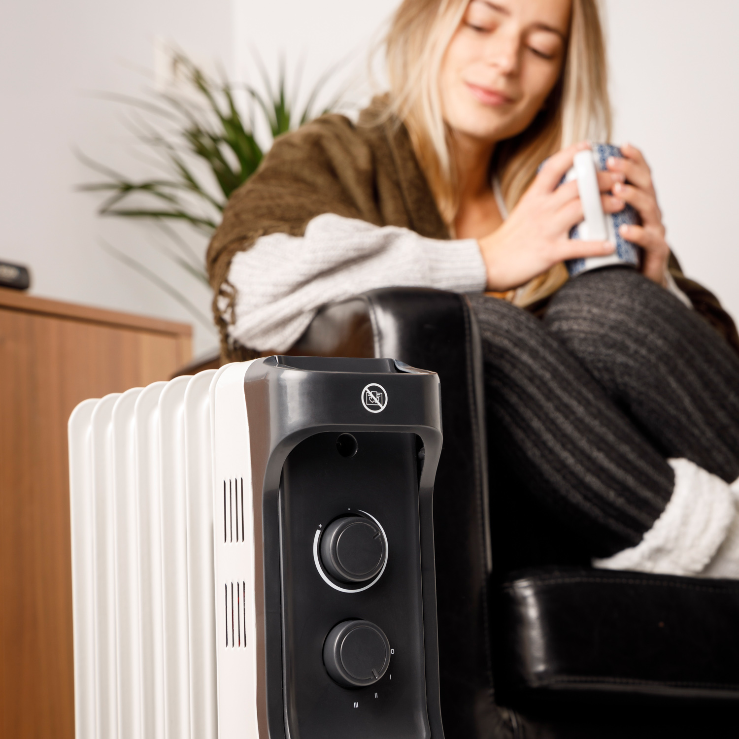 Podstawa żelazka z otworami i czarnym uchwytem. Białe tło. Etykieta Microsteam 400HD.