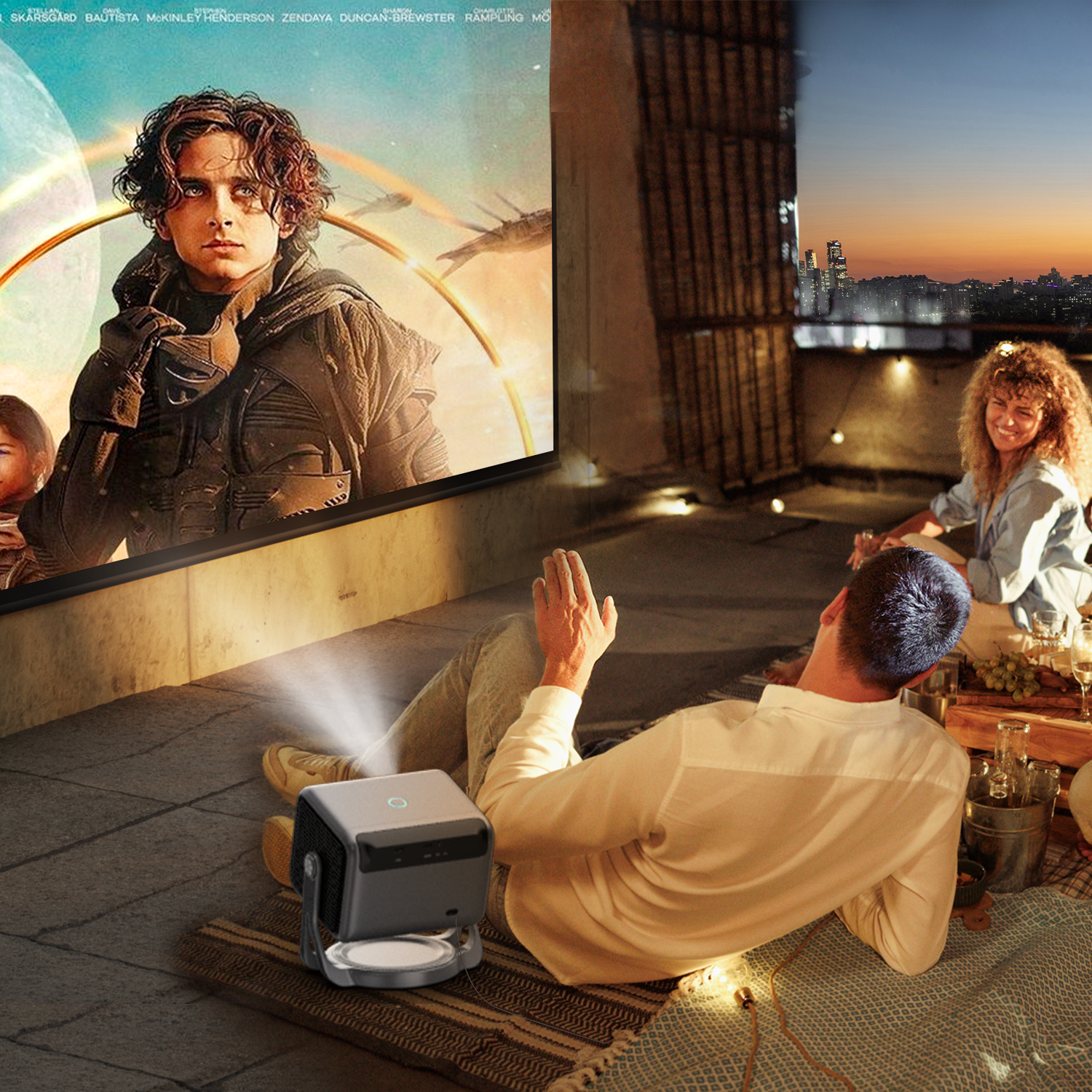 Mężczyzna ogląda film wyświetlany na ścianie, projektor z przodu. Kobieta i panorama miasta w tle.