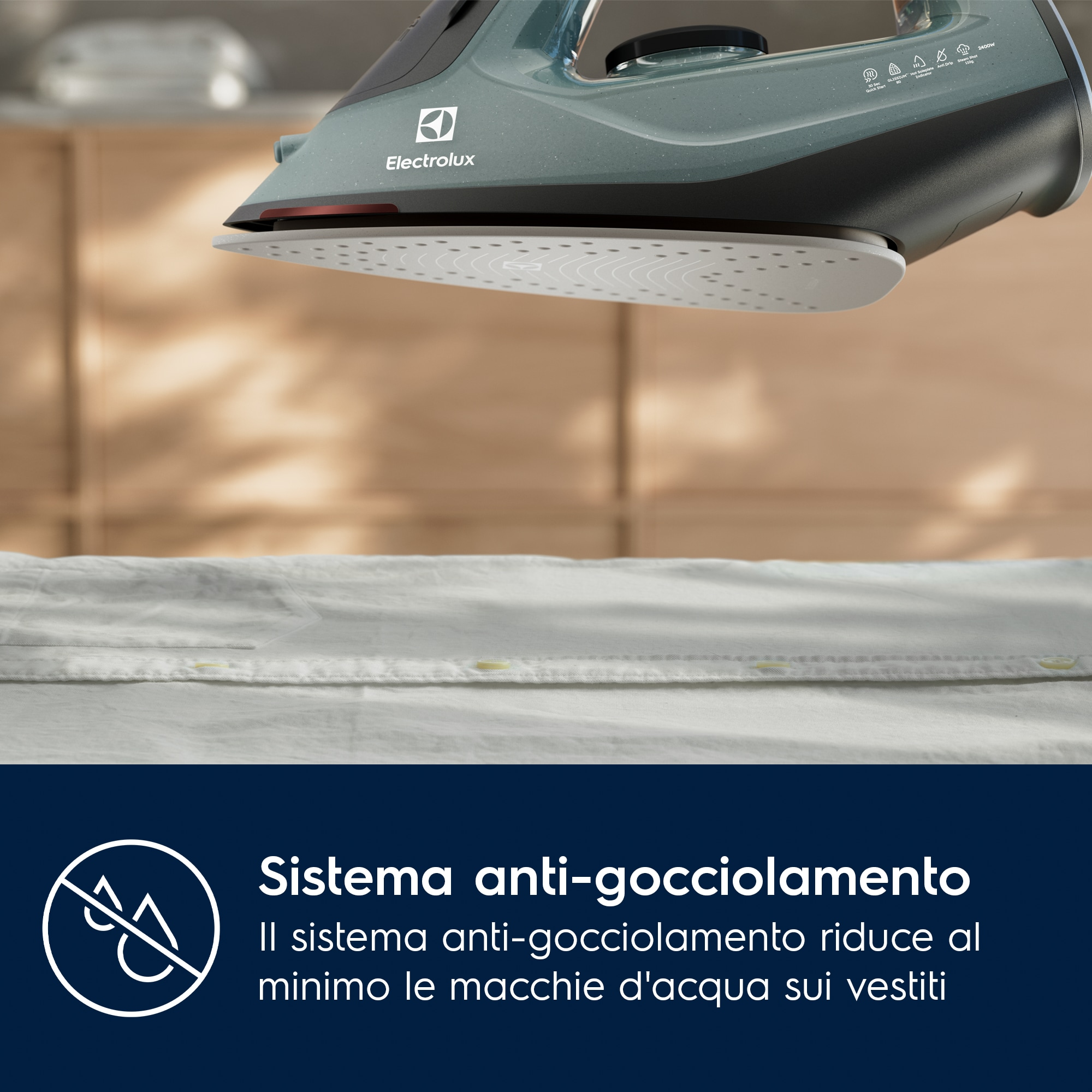 Un ferro da stiro è mostrato, e una camicia bianca è su un asse da stiro. Il ferro è grigio e verde acqua.