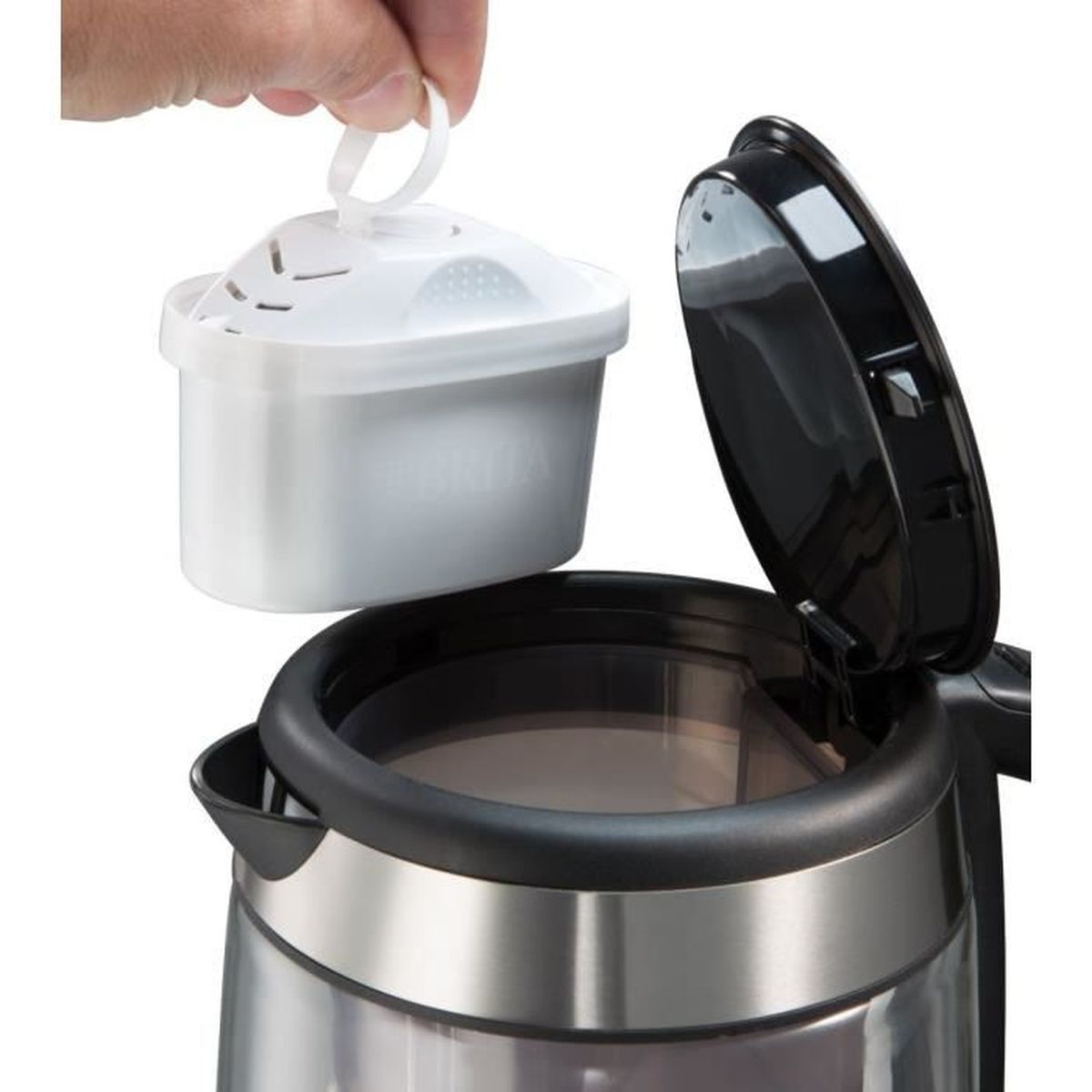 Ręka wyjmująca biały filtr wody z białego i nierdzewnego czajnika elektrycznego.