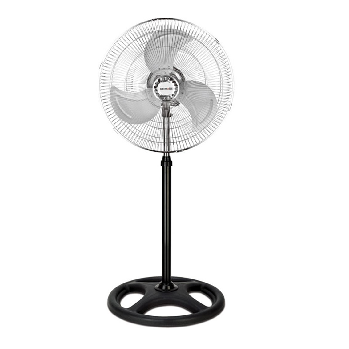 Un ventilador de pie Electrowin plateado y negro sobre fondo blanco. Tiene tres aspas y una base redonda.