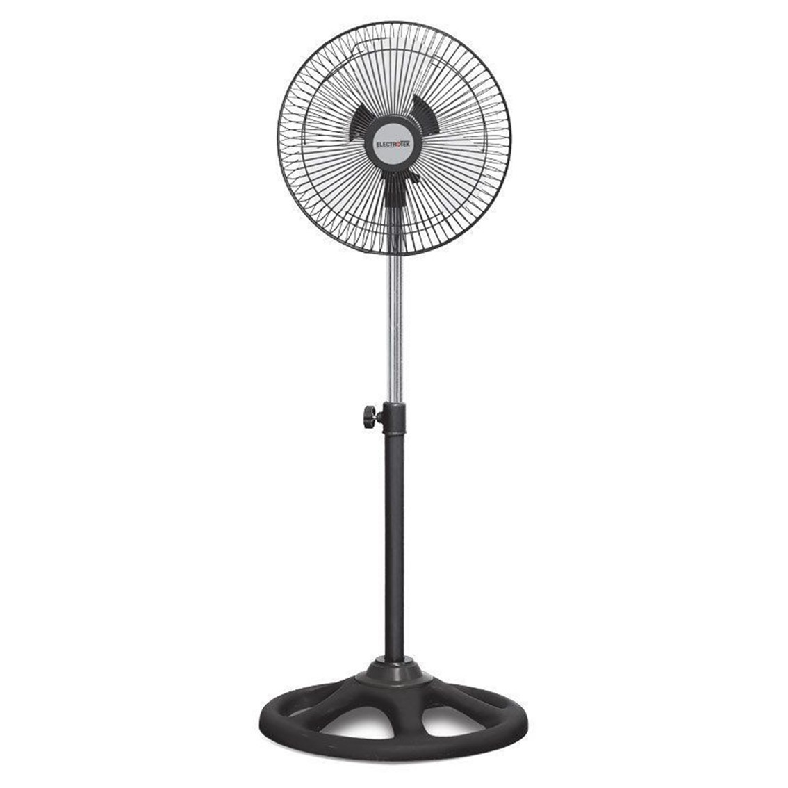 Un ventilador de pie Electrowin negro y plateado. El ventilador está sobre una base negra y tiene un tallo negro. Fondo blanco.