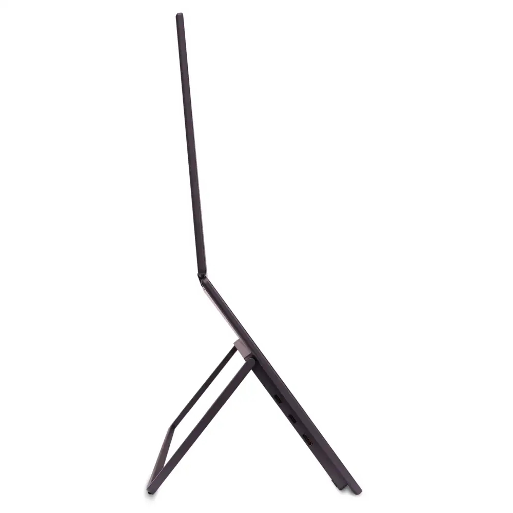 Laptop w pozycji namiotu, widok z boku, na białej powierzchni. Ekran jest widoczny.