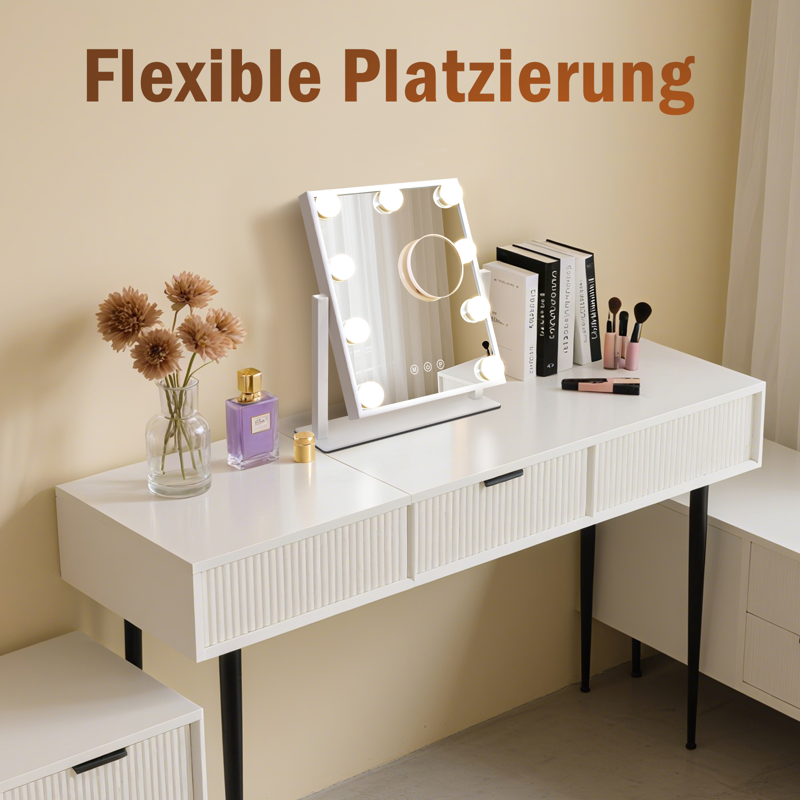 Biała toaletka z lustrem i kosmetykami. Widoczny wazon z kwiatami i butelka perfum.