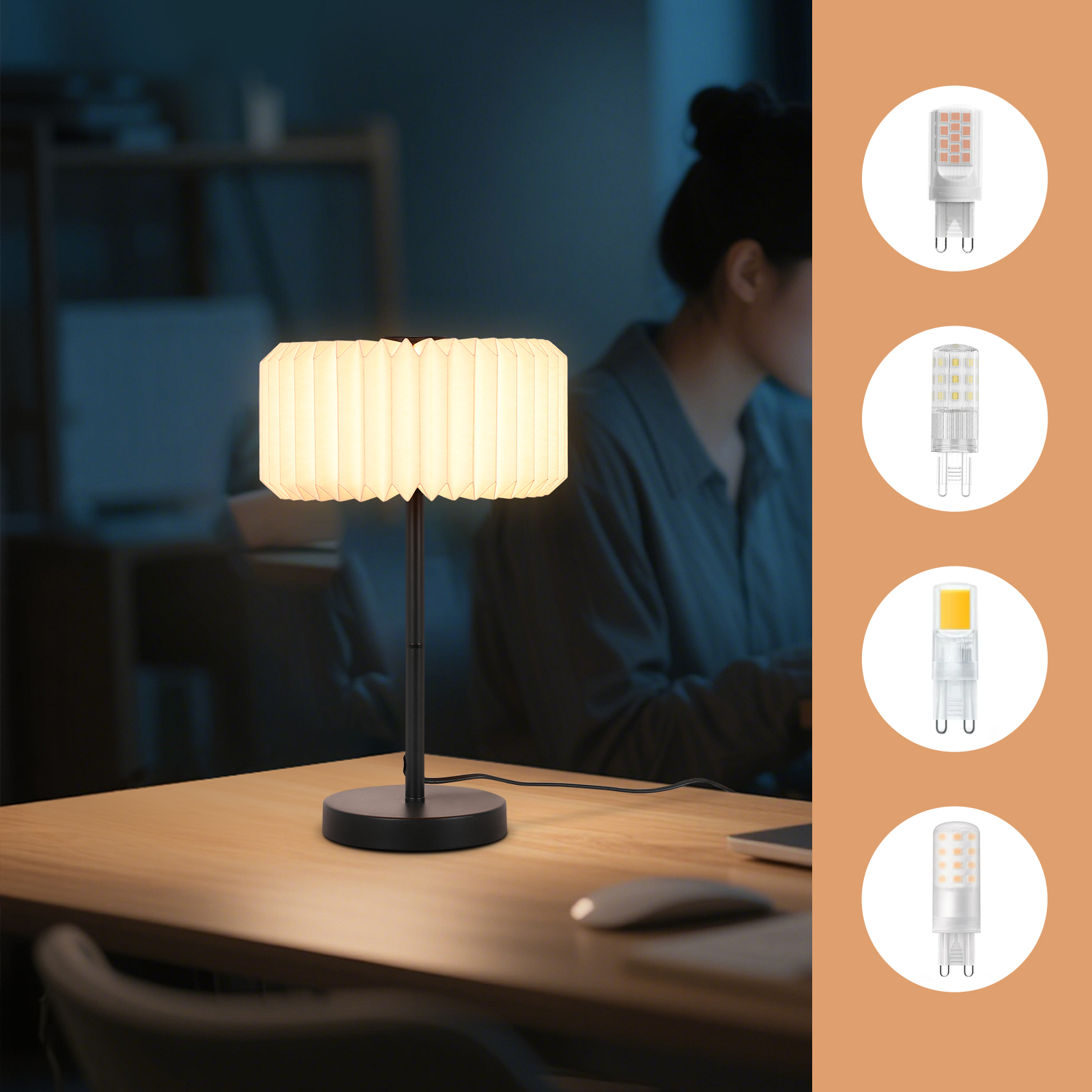 Lampa biurkowa z plisowanym abażurem, na drewnianym biurku z osobą pracującą.