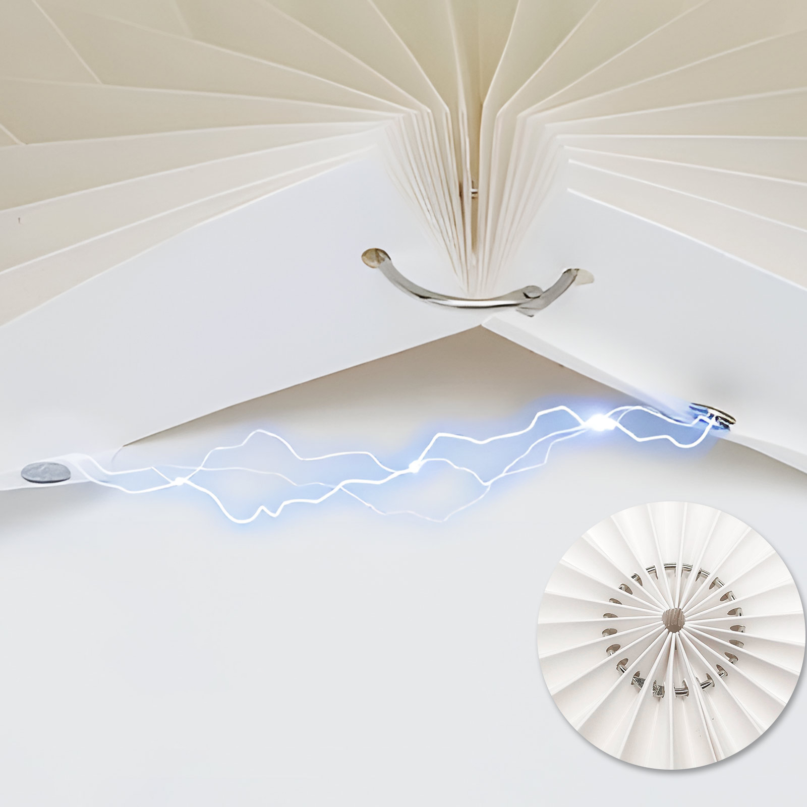 Abstrakcyjny obraz białej struktury w kształcie wachlarza ze stylizowaną błyskawicą i wstawką.