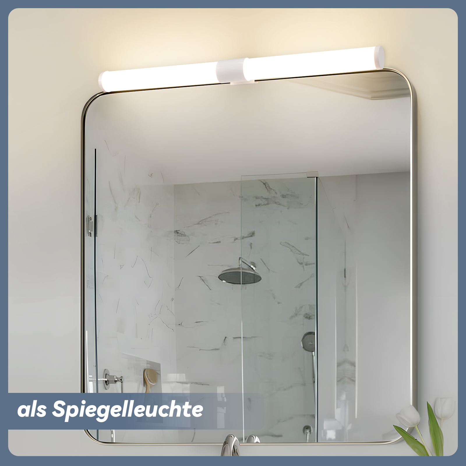 Ein Spiegel mit einem Licht darüber. Der Spiegel ist rechteckig und hat einen goldenen Rahmen. Das Licht ist horizontal.