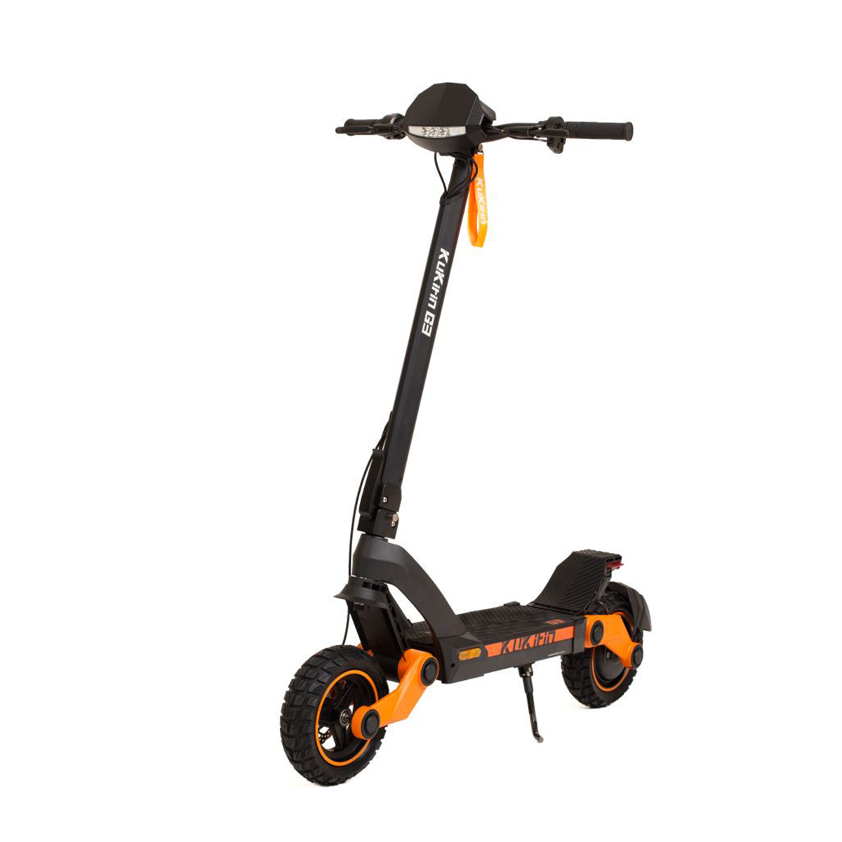Hulajnoga elektryczna, czarno-pomarańczowa z kierownicą i dwoma kołami. Tło jest białe.
