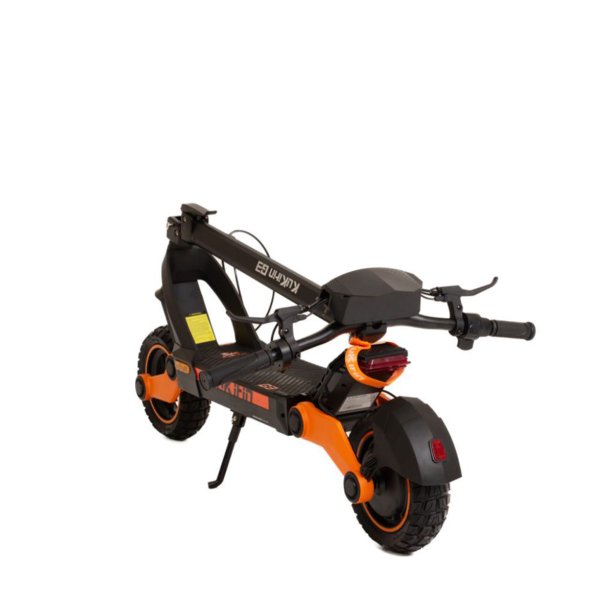 Czarno-pomarańczowa hulajnoga elektryczna. Hulajnoga jest odwrócona. Ma dwa koła i podpórkę.