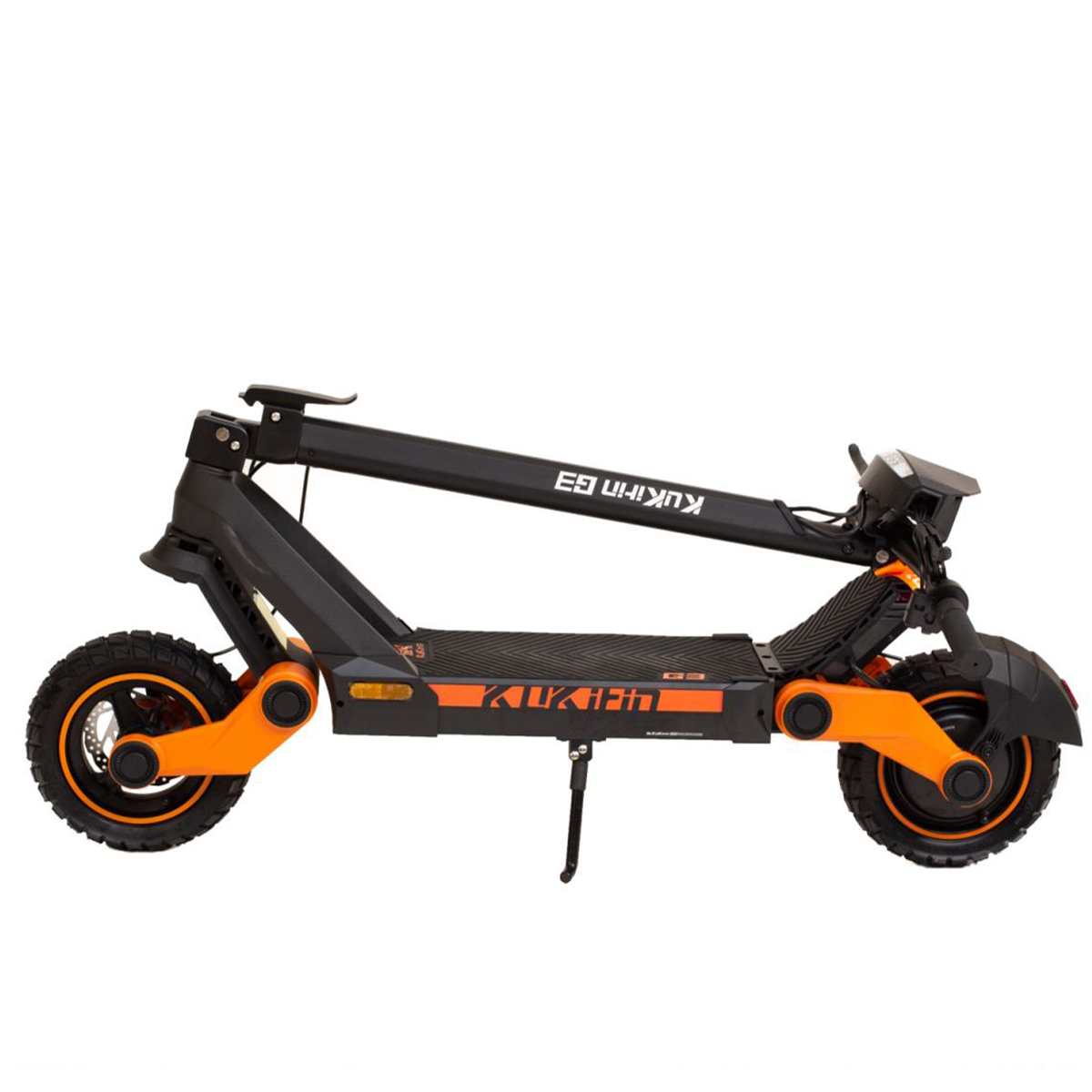 Hulajnoga elektryczna. Ma czarną ramę z pomarańczowymi akcentami. Hulajnoga ma dwa koła.