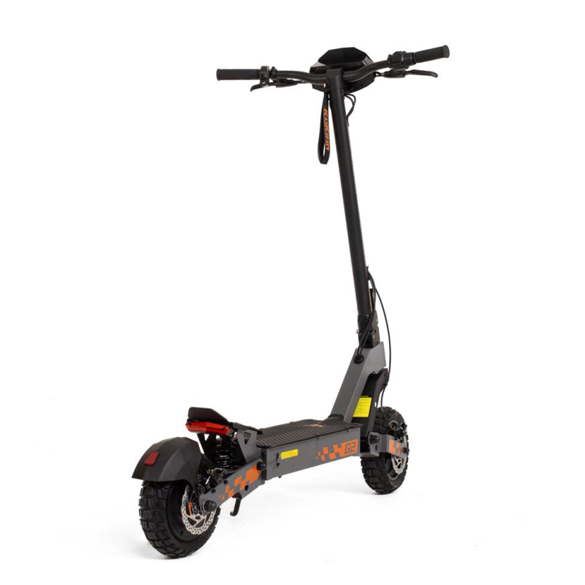 Hulajnoga elektryczna, szara i pomarańczowa, z kierownicą i dwoma kołami. Hulajnoga stoi na białym tle.