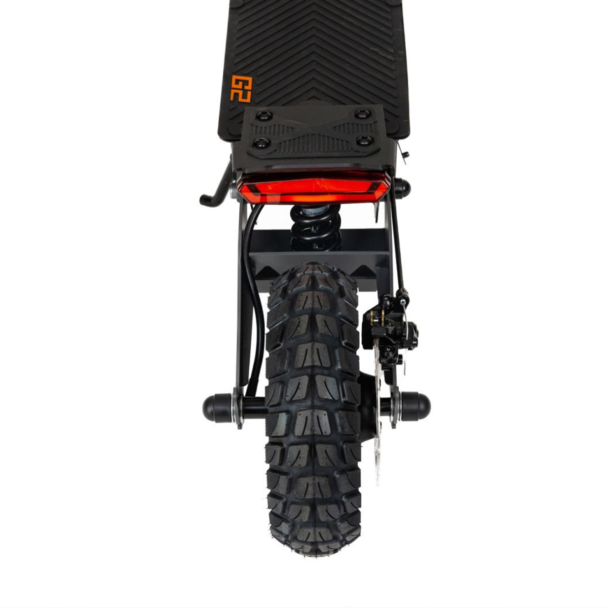 Zbliżenie na tył hulajnogi elektrycznej, pokazujące oponę, światło stopu i zawieszenie.