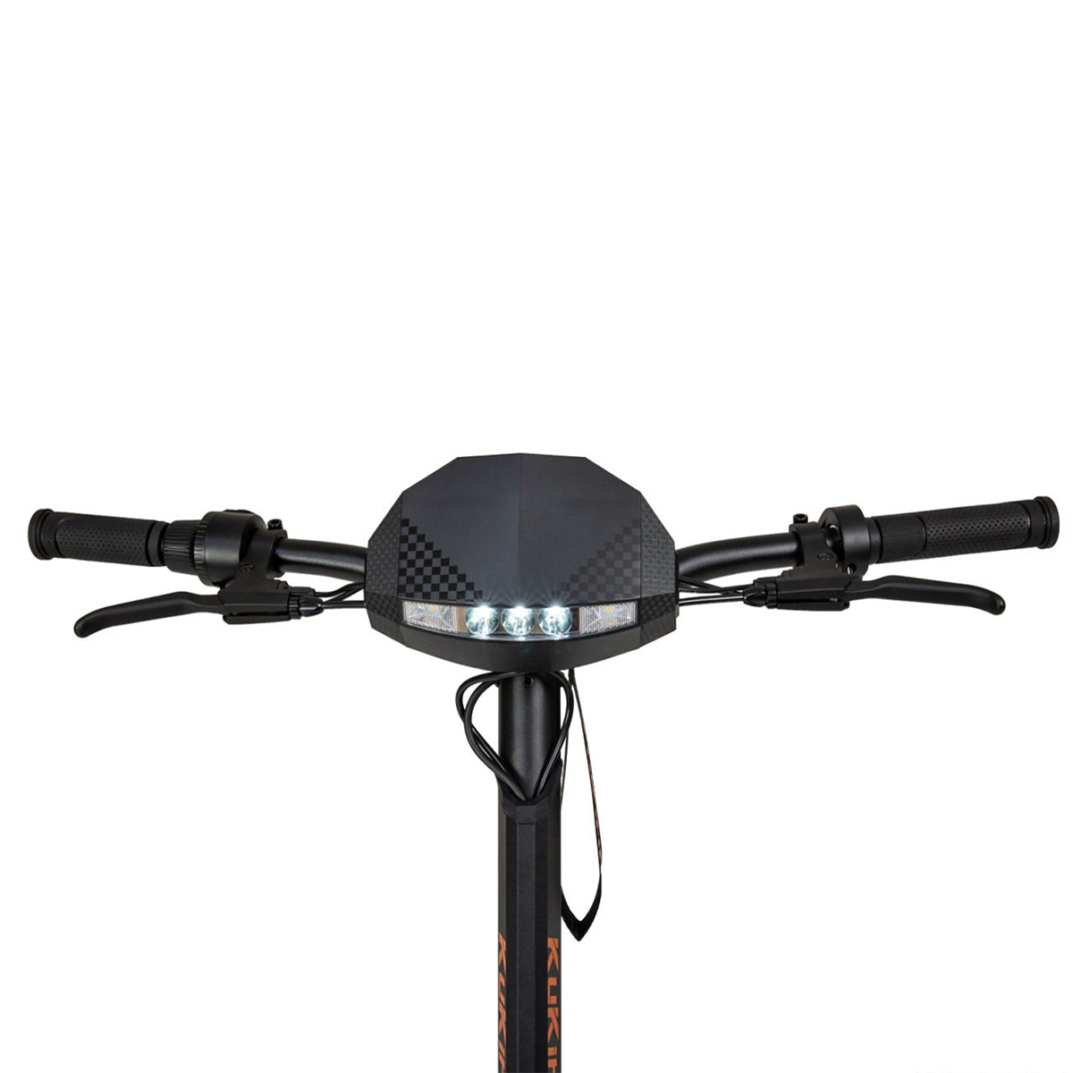 Zbliżenie na kierownicę hulajnogi elektrycznej. Ma światła i wyświetlacz. Tło jest białe.