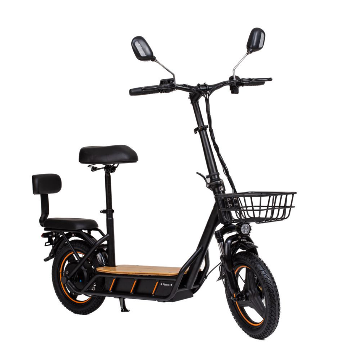 Czarna hulajnoga elektryczna z siedzeniem, koszem, lusterkami i pomarańczowymi akcentami, białe tło.