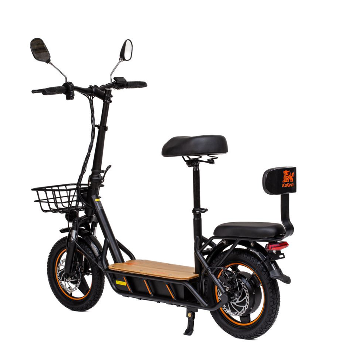 Czarna hulajnoga elektryczna z koszem i siedzeniem, na białym tle.