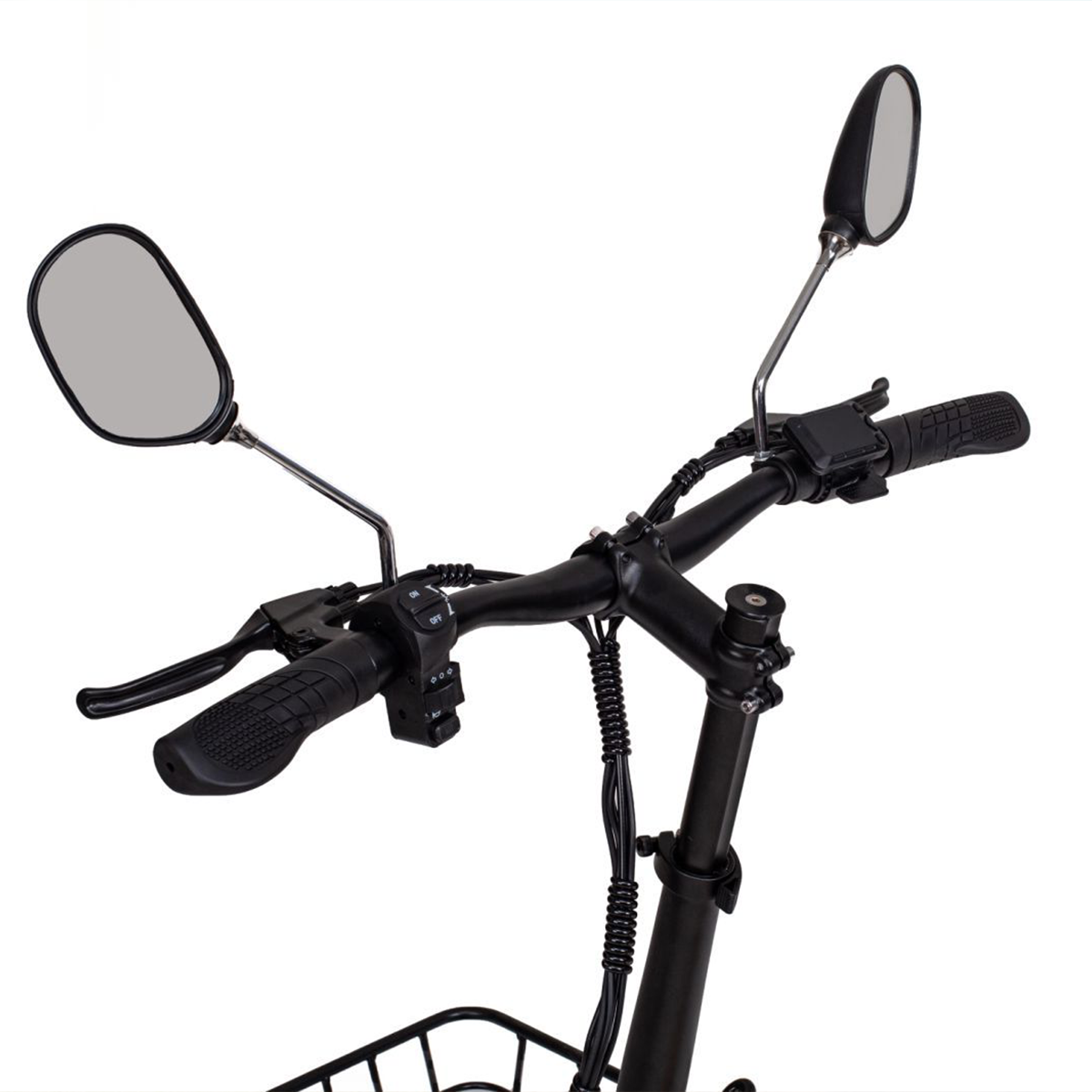 Kierownica czarnej hulajnogi elektrycznej, pokazująca lusterka, elementy sterujące i uchwyt kosza, białe tło.