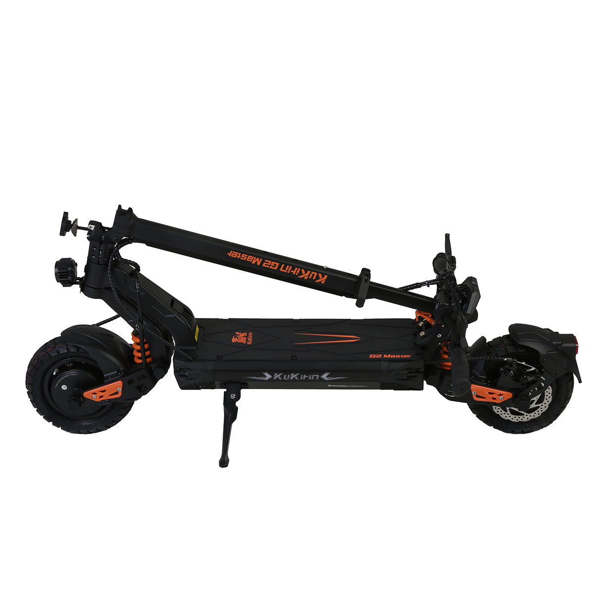 Czarna hulajnoga elektryczna z pomarańczowymi akcentami, złożona. Białe tło, duże koła.