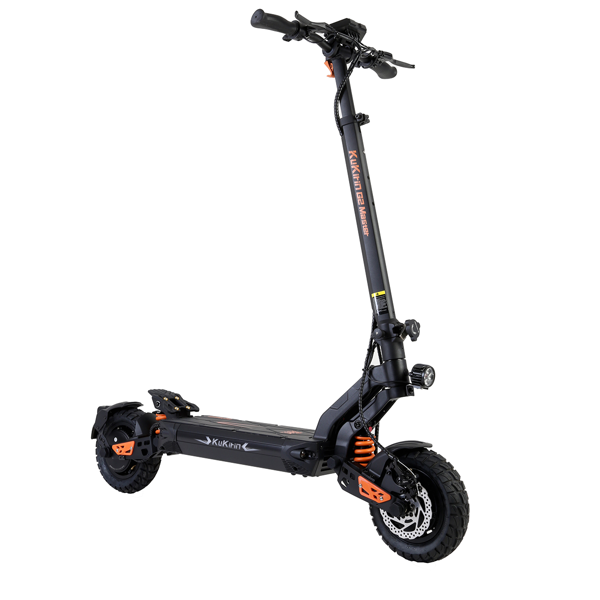 Czarna hulajnoga elektryczna z pomarańczowymi akcentami. Na białym tle. Duże, czarne koła.