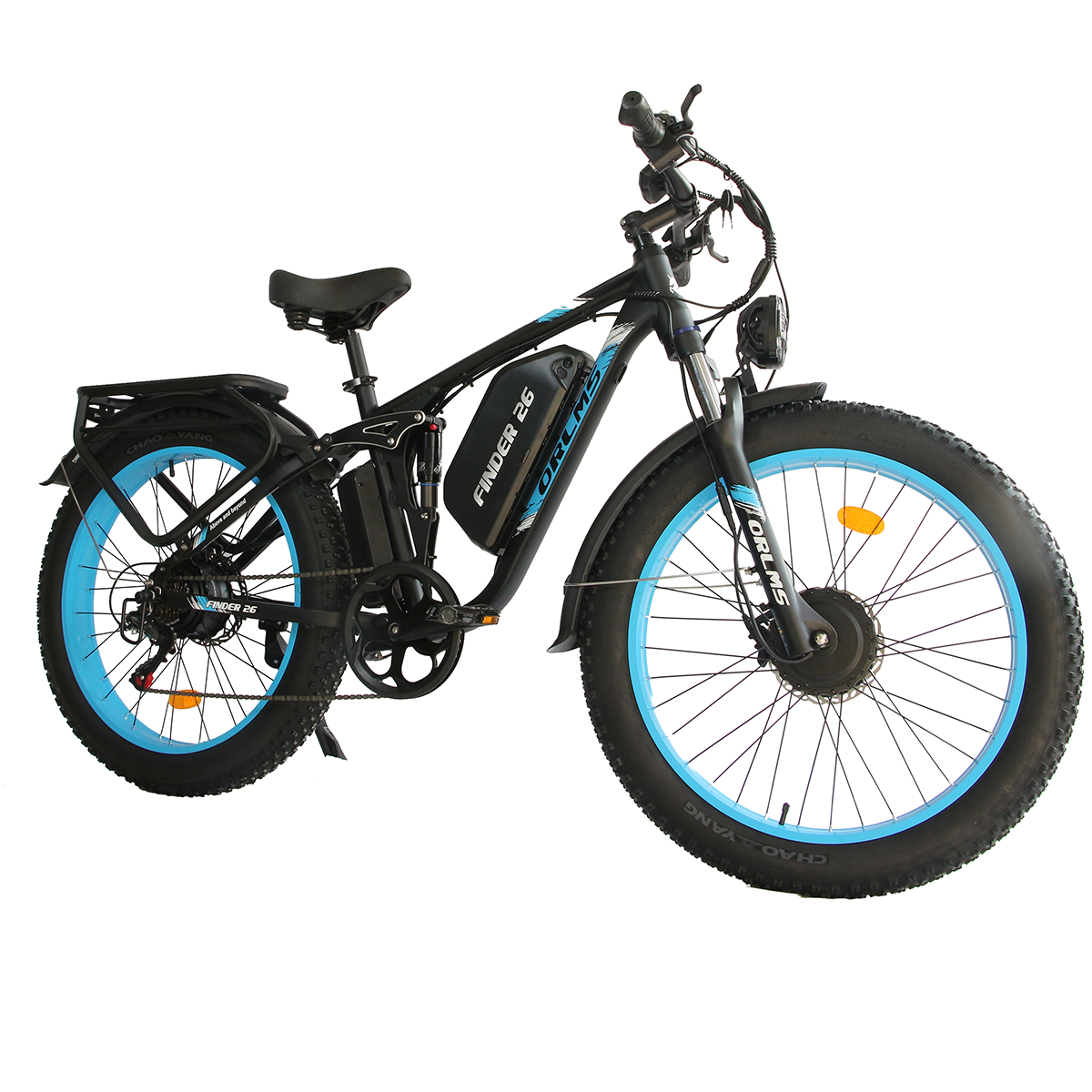 Rower elektryczny z czarną ramą, niebieskimi oponami i baterią. Na białym tle.