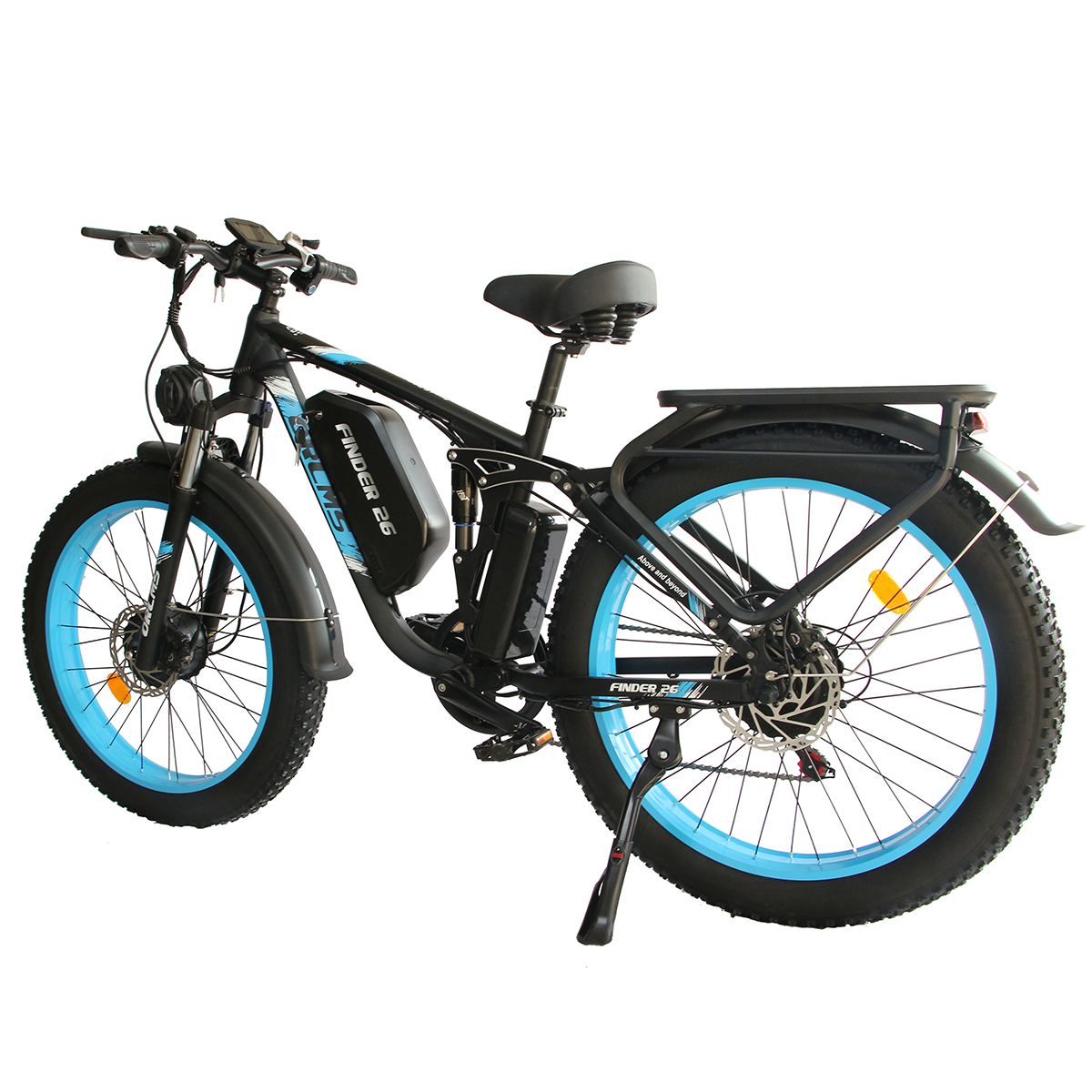 Rower elektryczny z niebieskimi oponami i akcentami, czarną ramą, na białym tle. Z bagażnikiem.