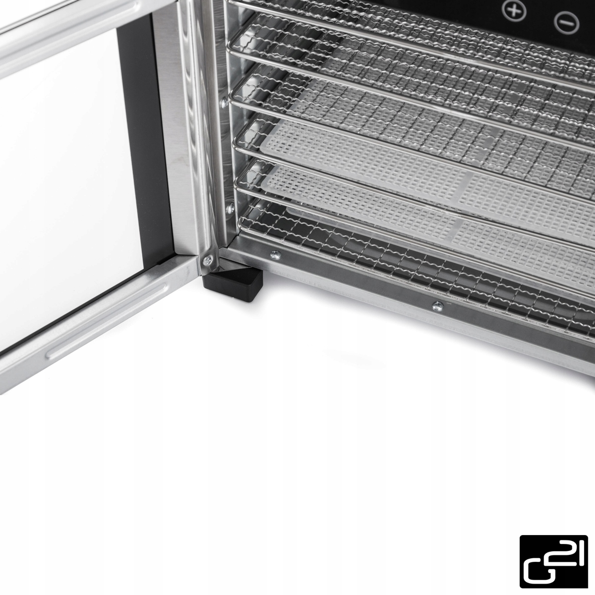 Widok od wewnątrz maszyny z metalowymi półkami, obok drzwi, na białym tle.