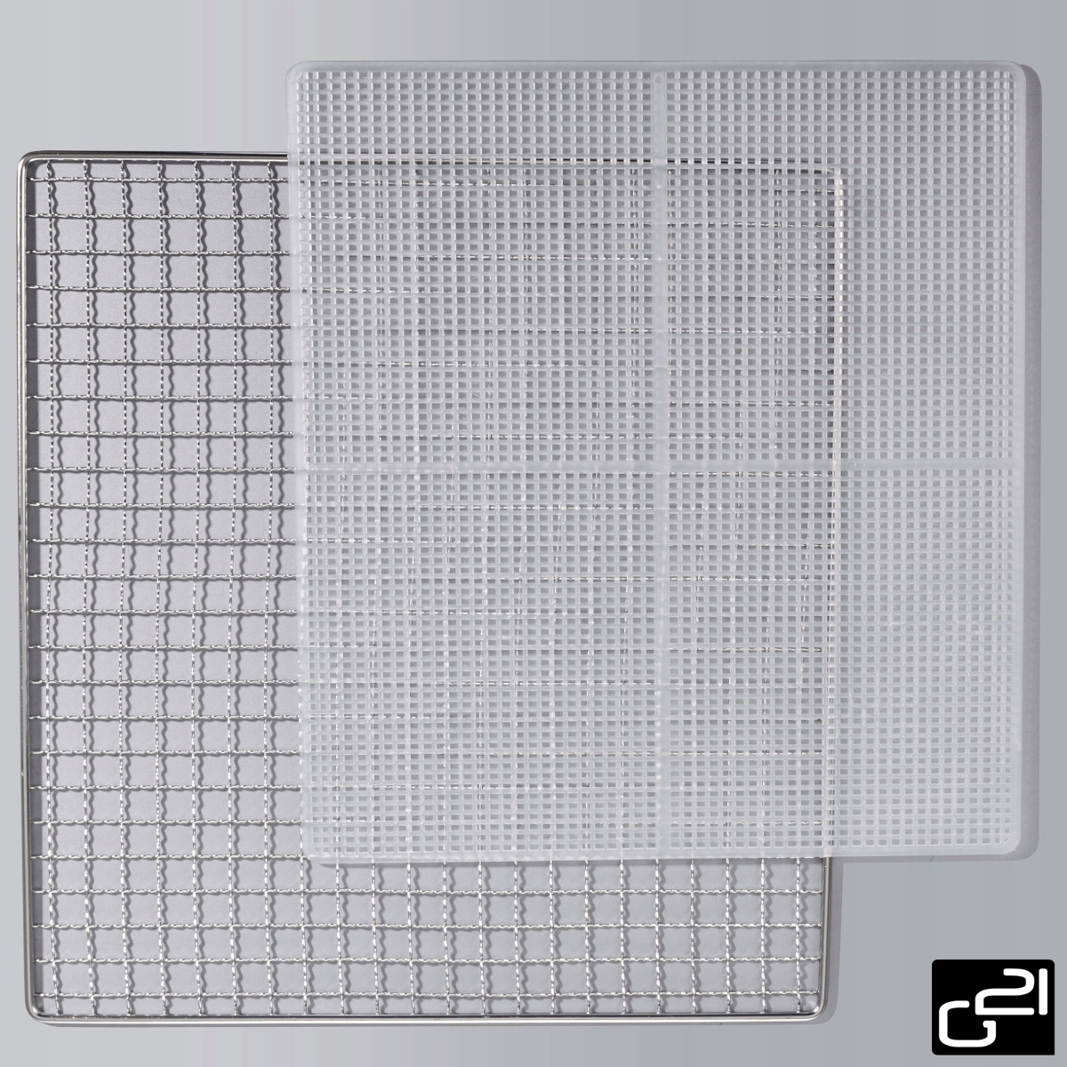 Metalowy stojak z białą plastikową kratką na górze, na szarym tle.