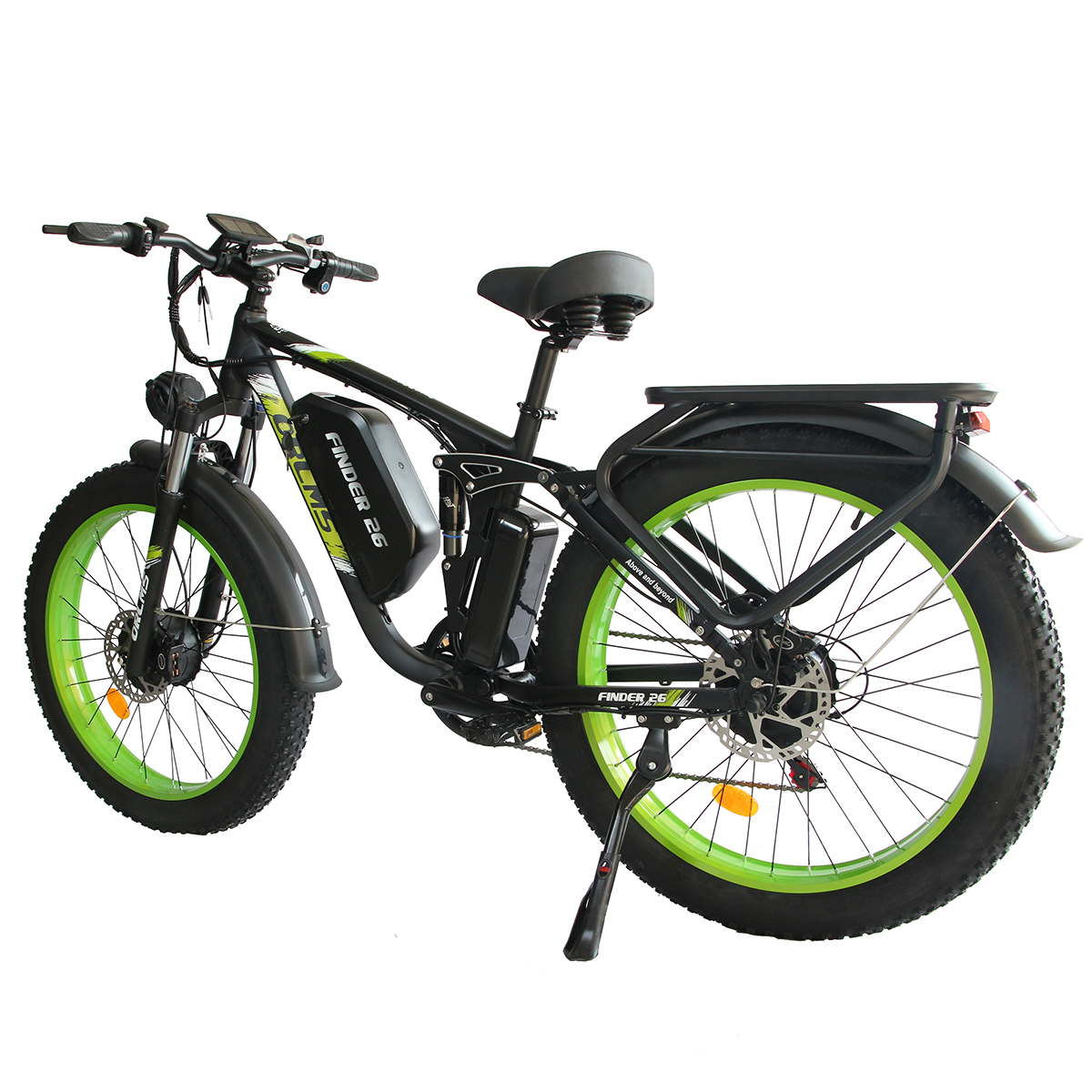 Rower elektryczny, czarna rama z zielonymi akcentami, duże opony i tylny bagażnik. Białe tło.