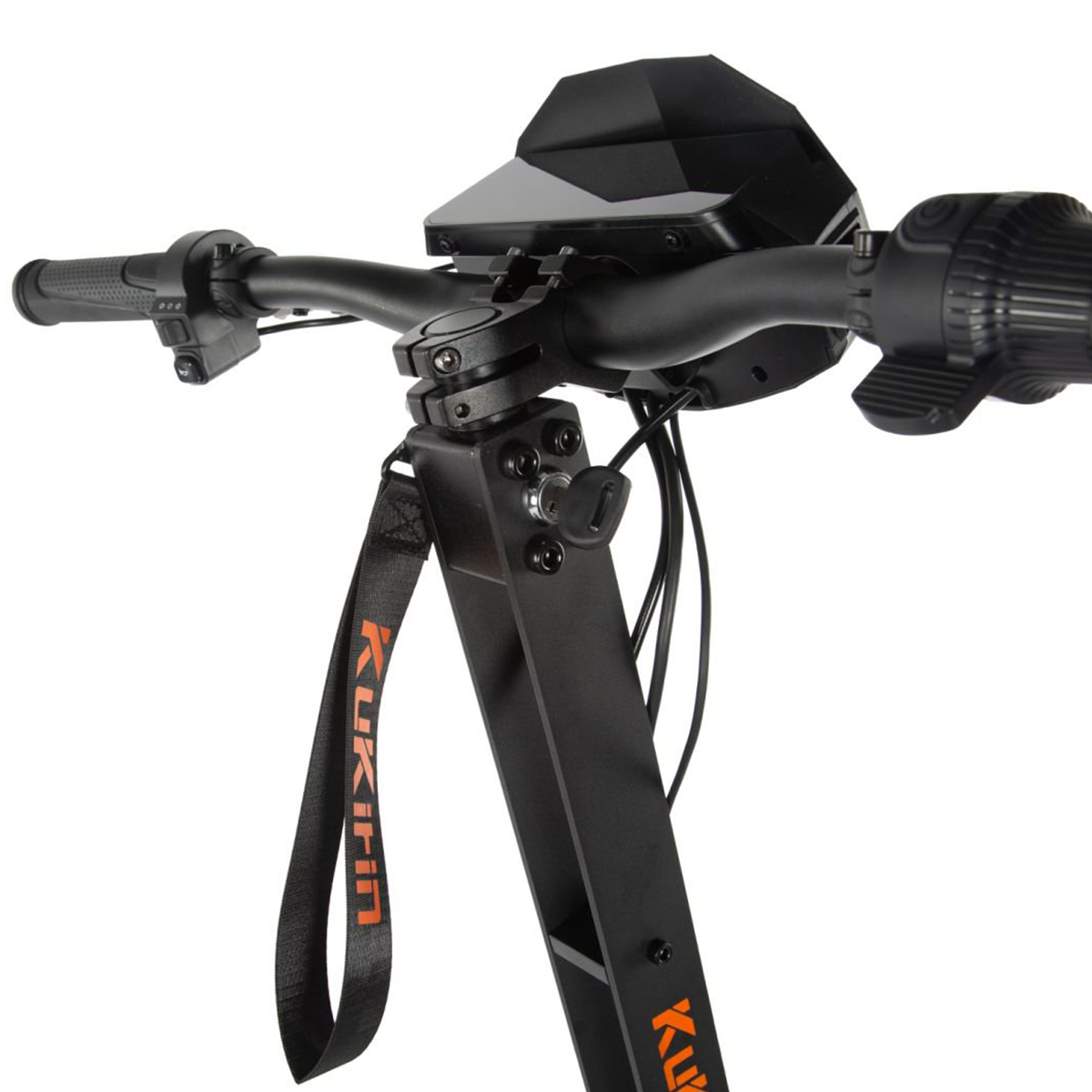 Kierownica hulajnogi, czarna. Wyświetlacz cyfrowy, przyciski i pasek z marką KUKIRIN. Białe tło.