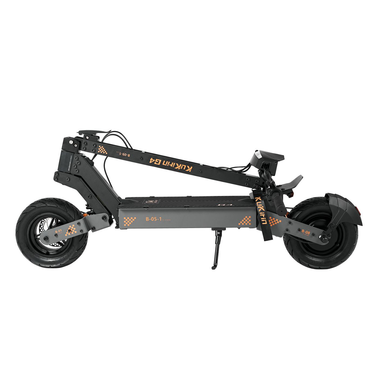 Hulajnoga elektryczna, złożona. Szary korpus, czarne opony, pomarańczowe akcenty. Widok z boku, białe tło.