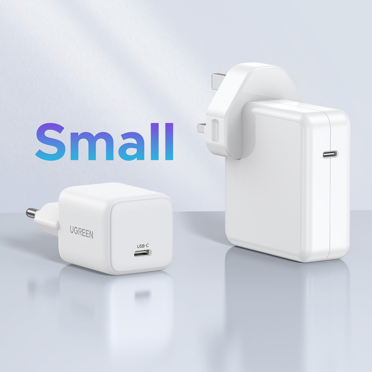 Dwie białe ładowarki UGREEN, jedna z napisem 'mały'.