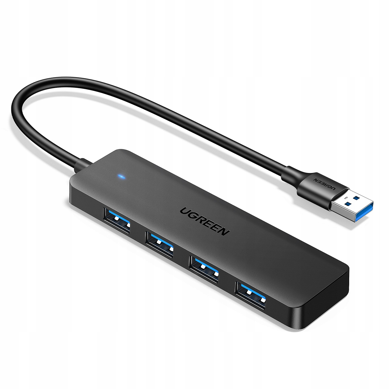 Un hub USB UGREEN nero con quattro porte USB e un connettore USB-A. Sfondo bianco.