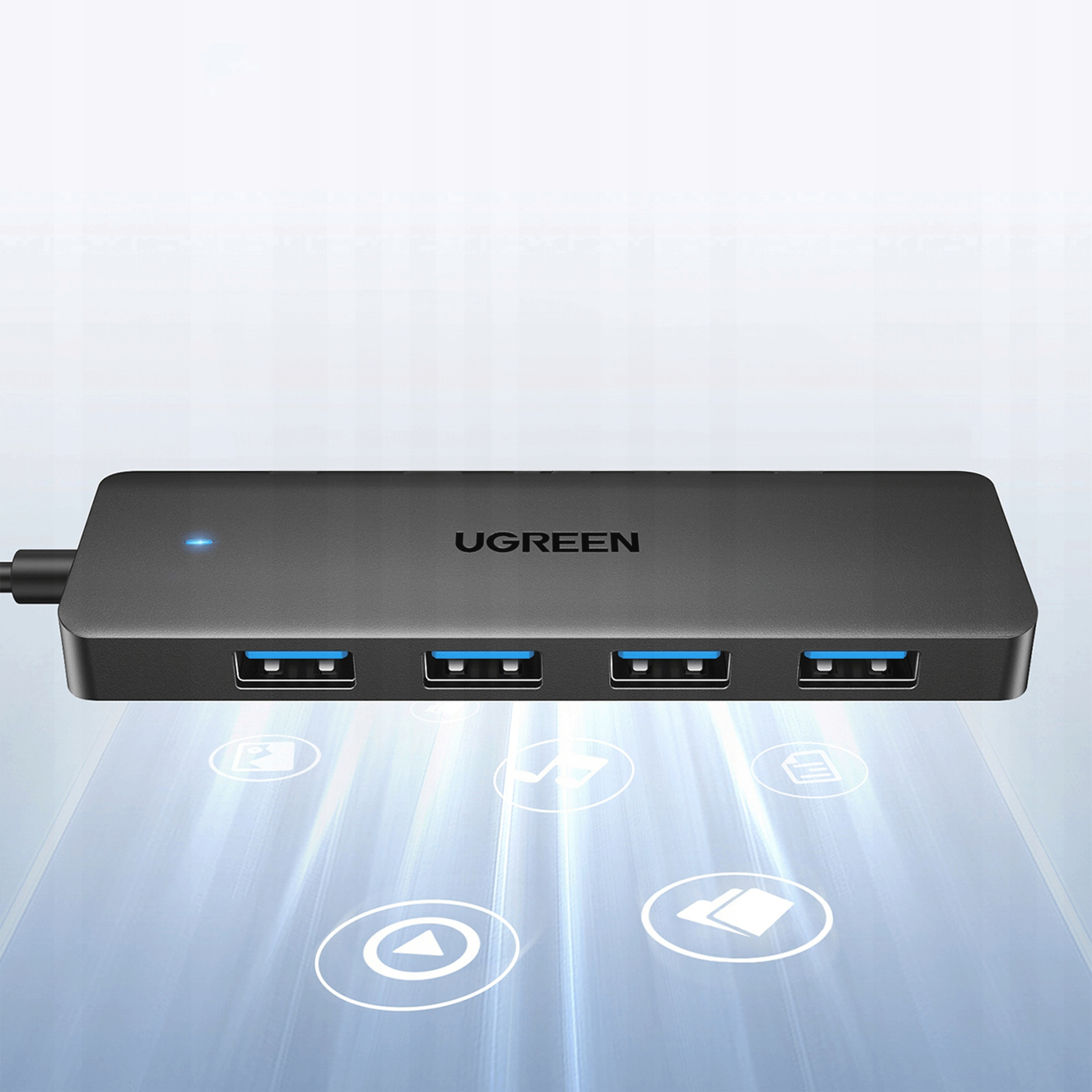 Un hub USB nero con quattro porte e un cavo. Il marchio UGREEN è visibile. Sono mostrate delle icone.