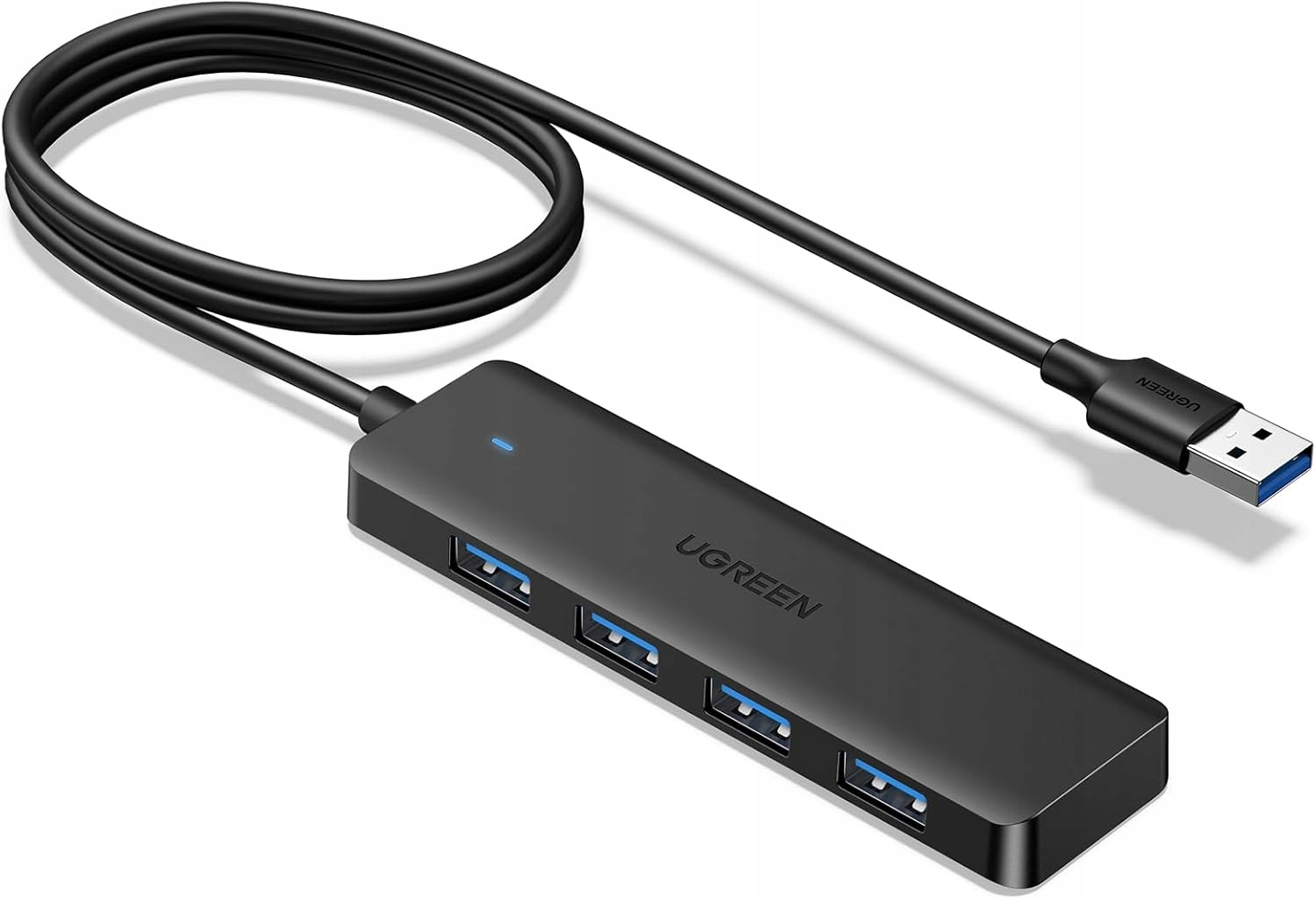 Un hub USB nero con quattro porte USB e un cavo. Il marchio UGREEN è visibile.