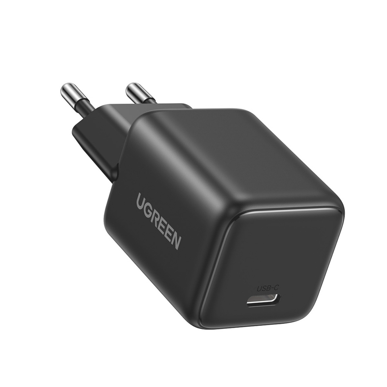 Un caricatore USB-C UGREEN nero con una porta USB-C. Il logo UGREEN è visibile.
