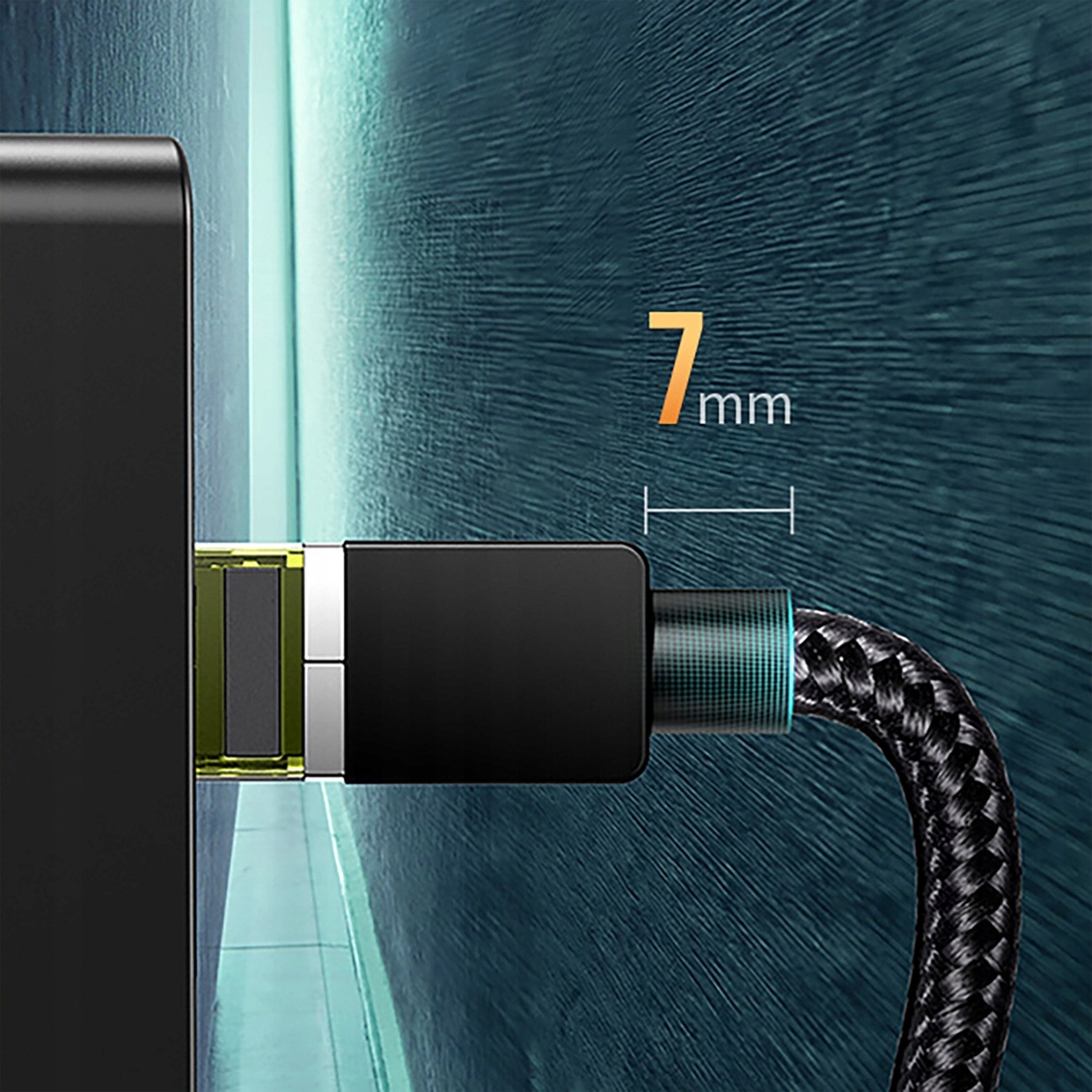 Zbliżenie czarnego kabla ładującego wpiętego w czarny blok. Kabel jest pleciony. 7mm.